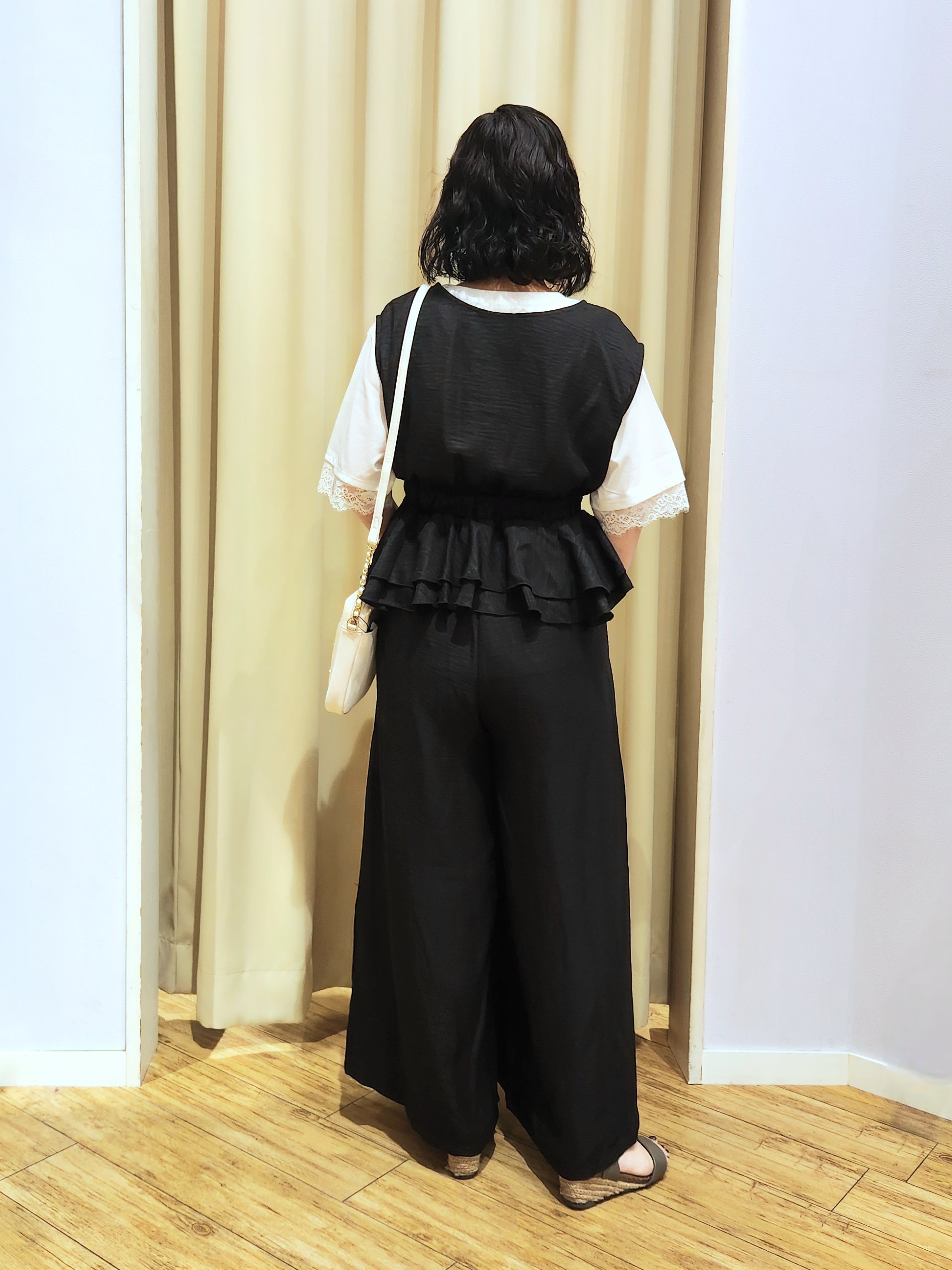 くまさんの「SHOO･LA･RUE｜【S-LL/洗濯機可】ラクにキレイに Vネックペプラムオールインワン」を使ったコーディネート