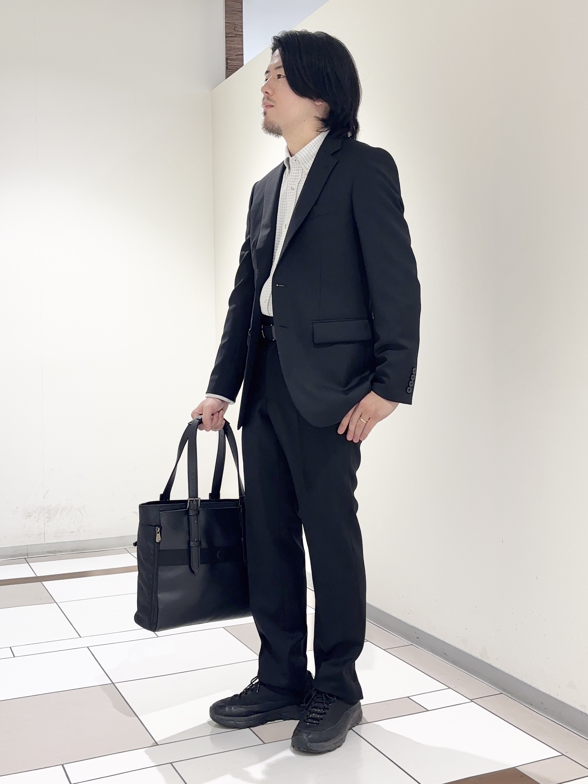 及川さんの「TAKEO KIKUCHI｜【冠婚葬祭】無地 サージスーツ/3ピース対応可」を使ったコーディネート