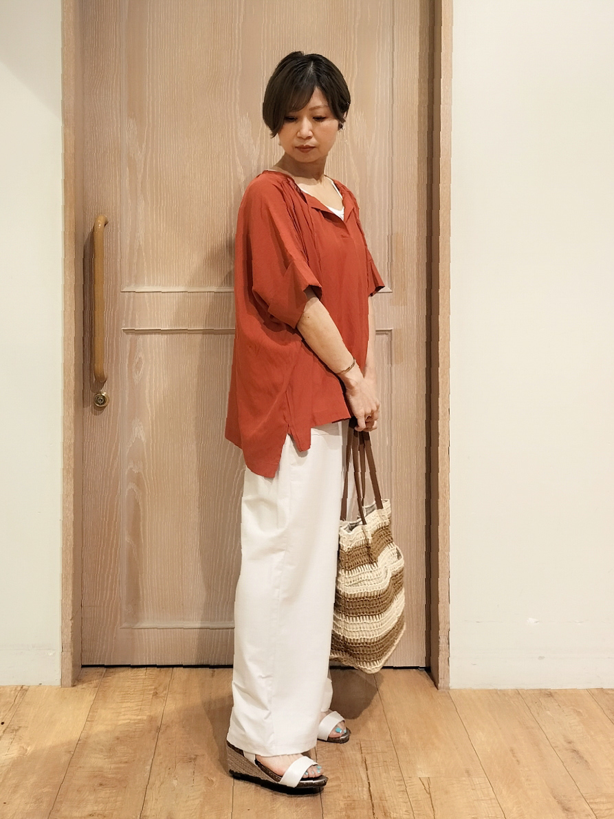 YUKIさんの「SHOO･LA･RUE｜【2点セット/洗濯機可/インしないで着られる】リボン付きポンチョ風ブラウス＆タンクトップ」を使ったコーディネート