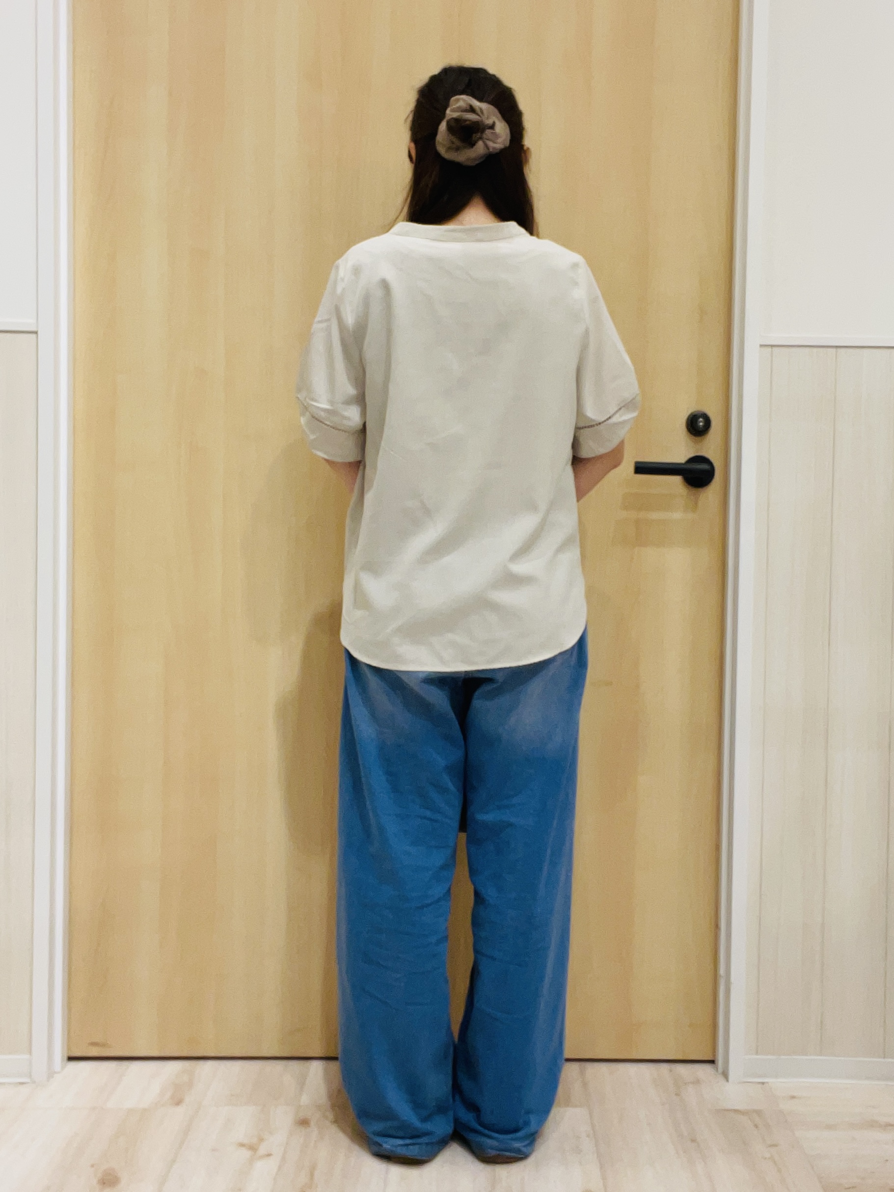 minamiさんの「SHOO･LA･RUE｜【洗濯後しわになりにくい/インせずきまる】お袖のハシゴレースで涼やかに 麻調スキッパーブラウス」を使ったコーディネート