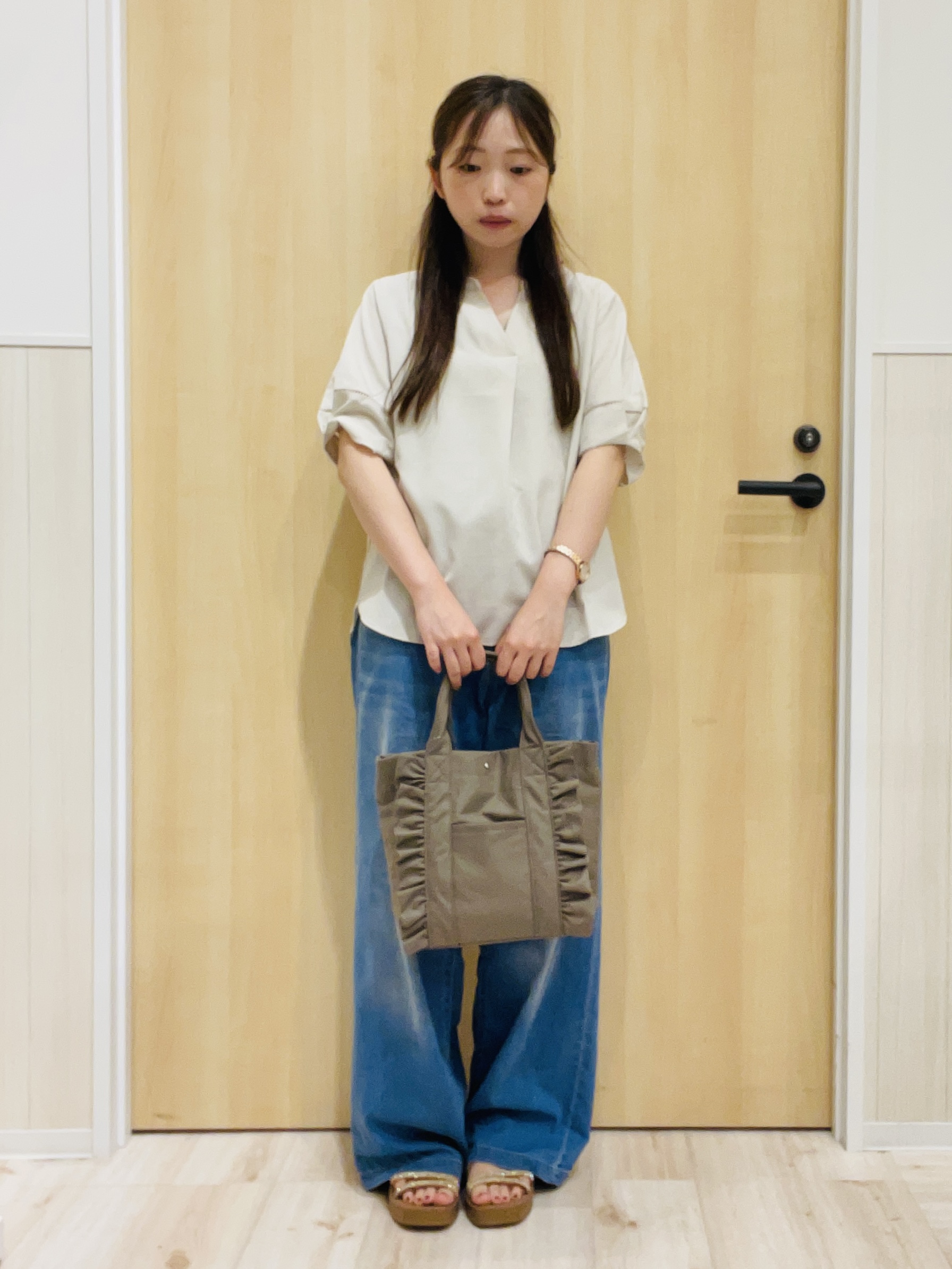 minamiさんの「SHOO･LA･RUE｜【洗濯後しわになりにくい/インせずきまる】お袖のハシゴレースで涼やかに 麻調スキッパーブラウス」を使ったコーディネート