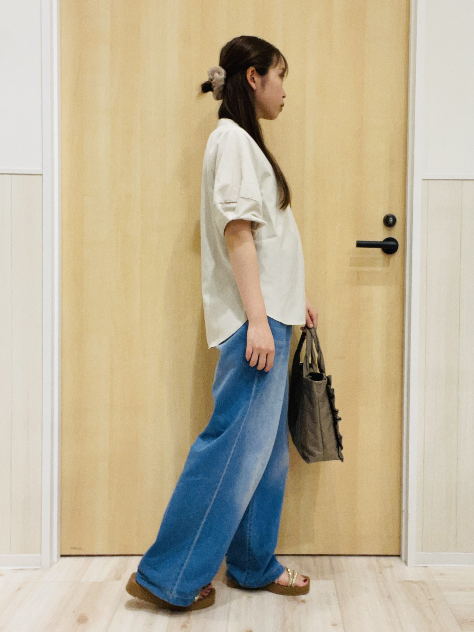 minamiさんの「SHOO･LA･RUE｜【洗濯後しわになりにくい/インせずきまる】お袖のハシゴレースで涼やかに 麻調スキッパーブラウス」を使ったコーディネート