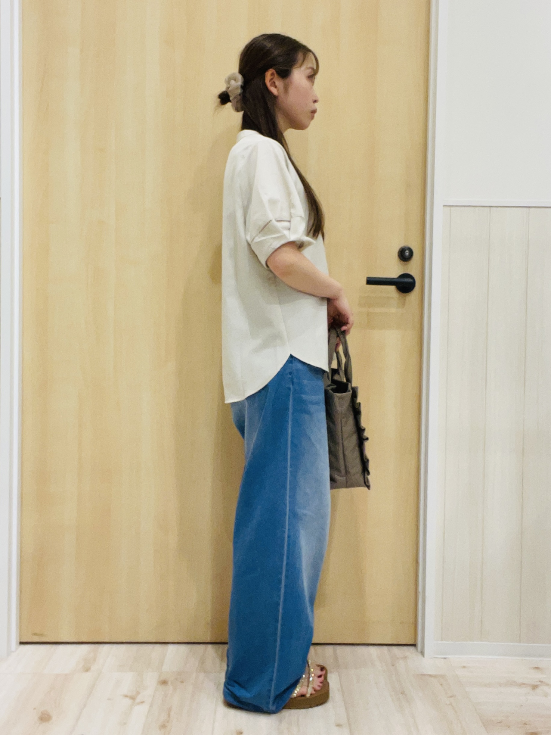 minamiさんの「SHOO･LA･RUE｜【洗濯後しわになりにくい/インせずきまる】お袖のハシゴレースで涼やかに 麻調スキッパーブラウス」を使ったコーディネート