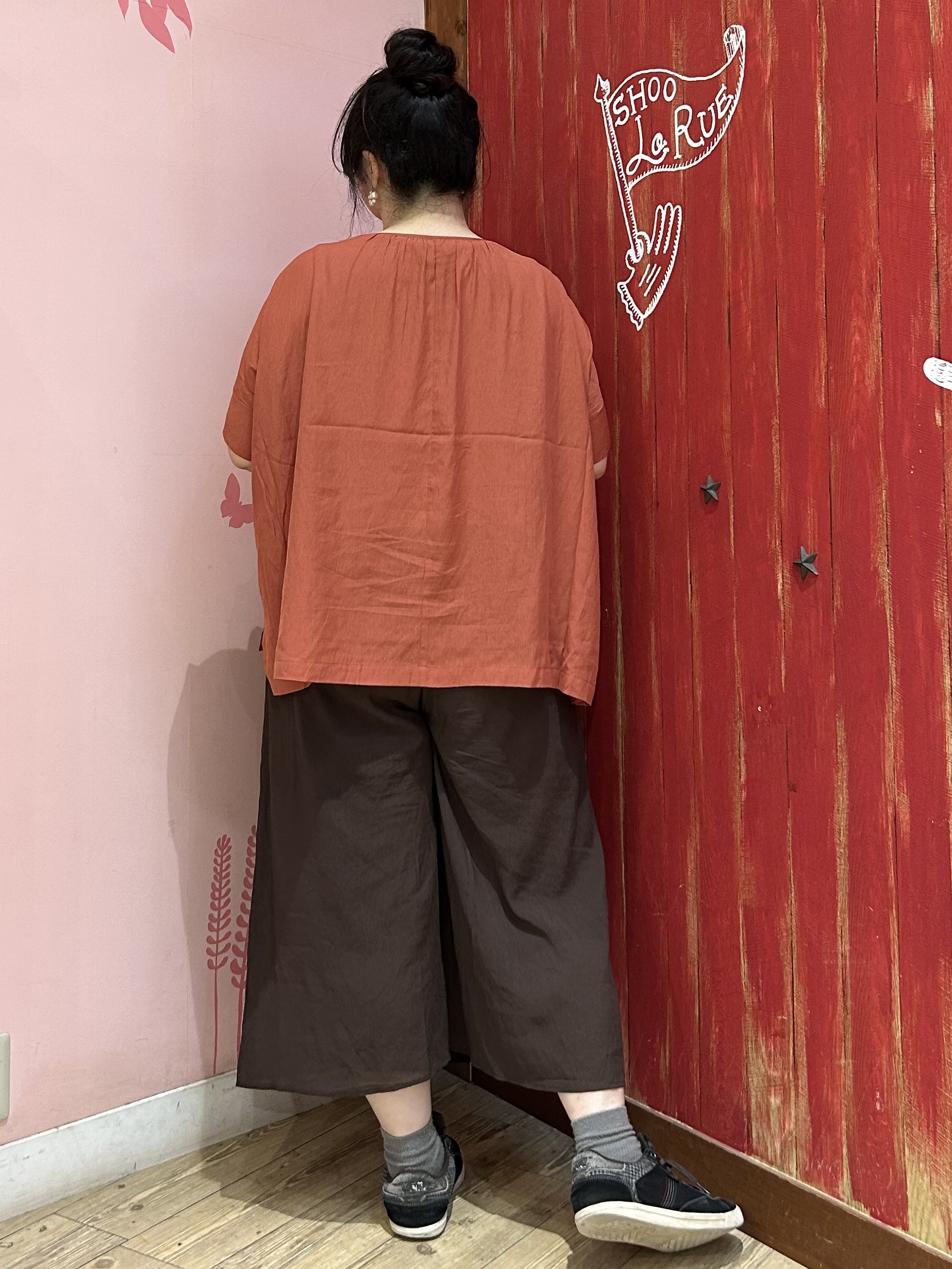 みりぽんさんの「SHOO･LA･RUE｜【2点セット/洗濯機可/インしないで着られる】リボン付きポンチョ風ブラウス＆タンクトップ」を使ったコーディネート
