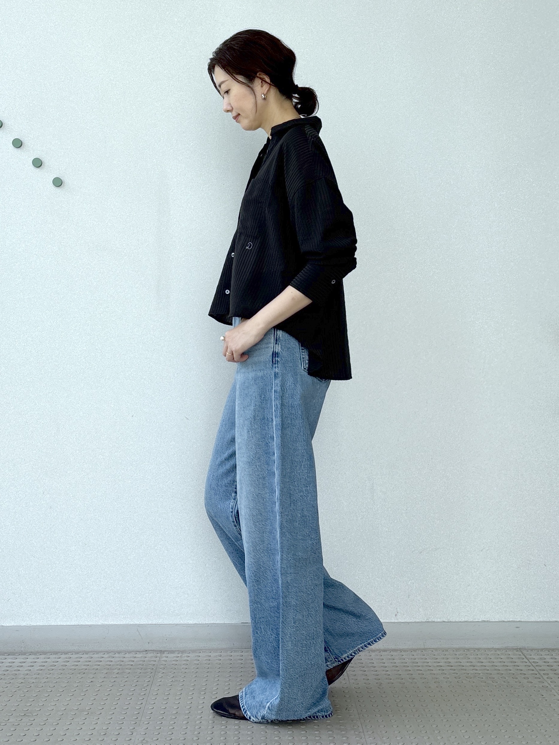 saitoさんの「DRESSTERIOR｜シアーストライプクロップドシャツ」を使ったコーディネート