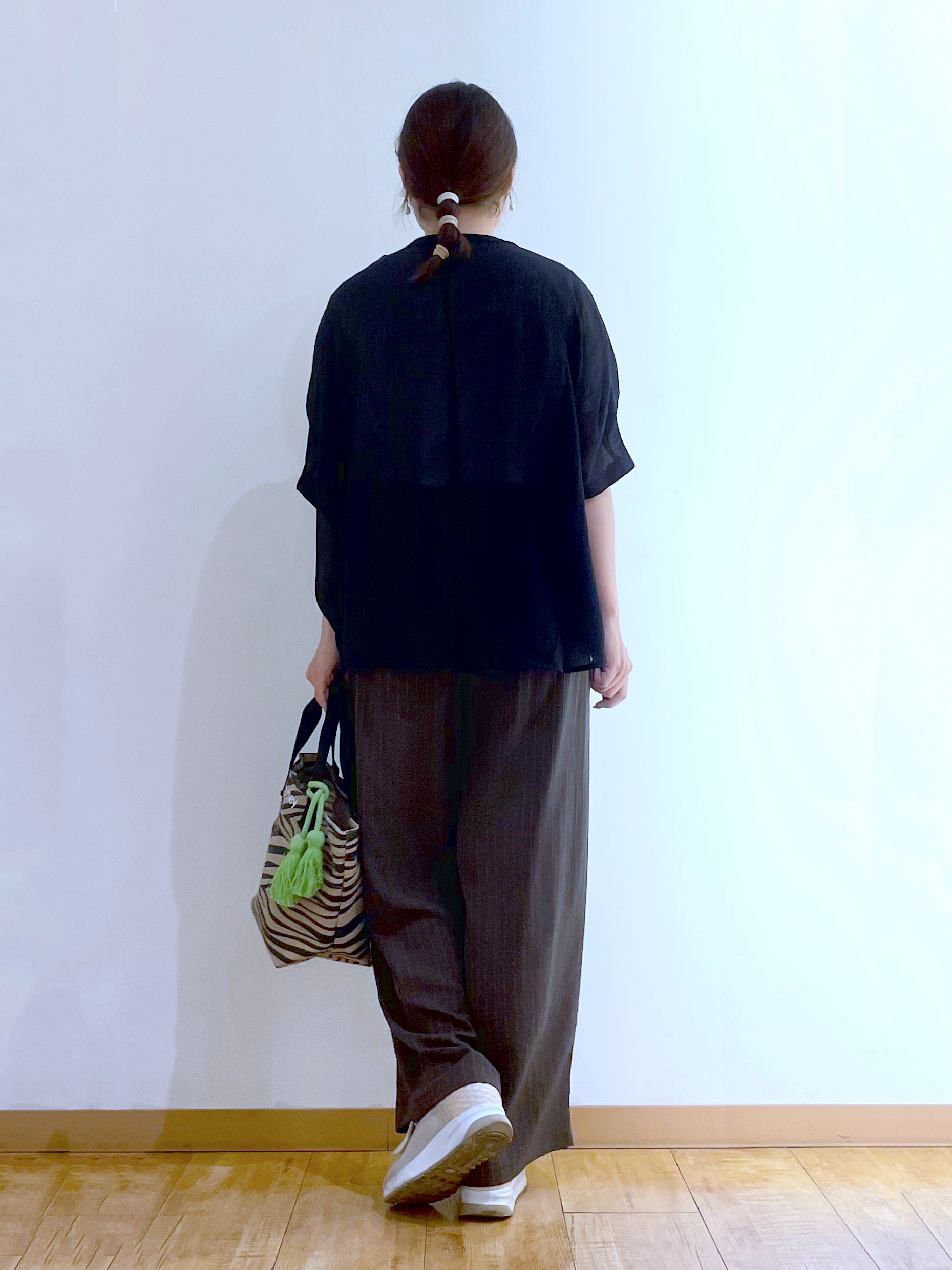 かのさんの「SHOO･LA･RUE｜【洗濯機可/選べる6色】風合いを楽しむ 楊柳シアーゆったりドルマンブラウス」を使ったコーディネート
