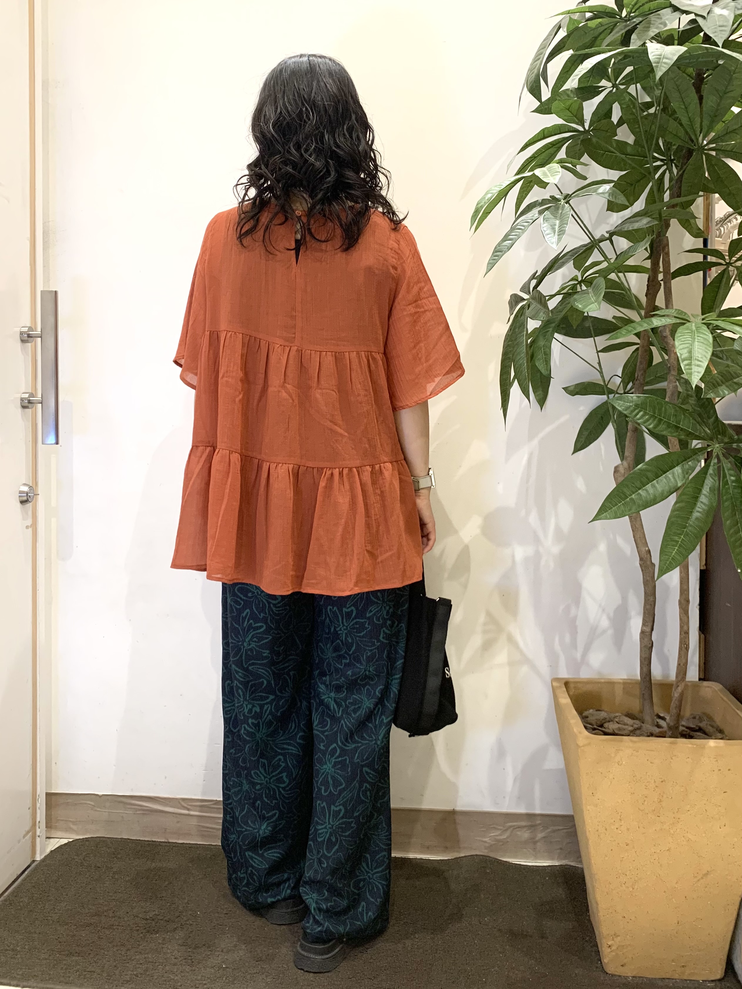 ちゃろさんの「SHOO･LA･RUE｜【洗濯機可/S-LL】インせず着られる シアー素材が上品なティアードブラウス」を使ったコーディネート