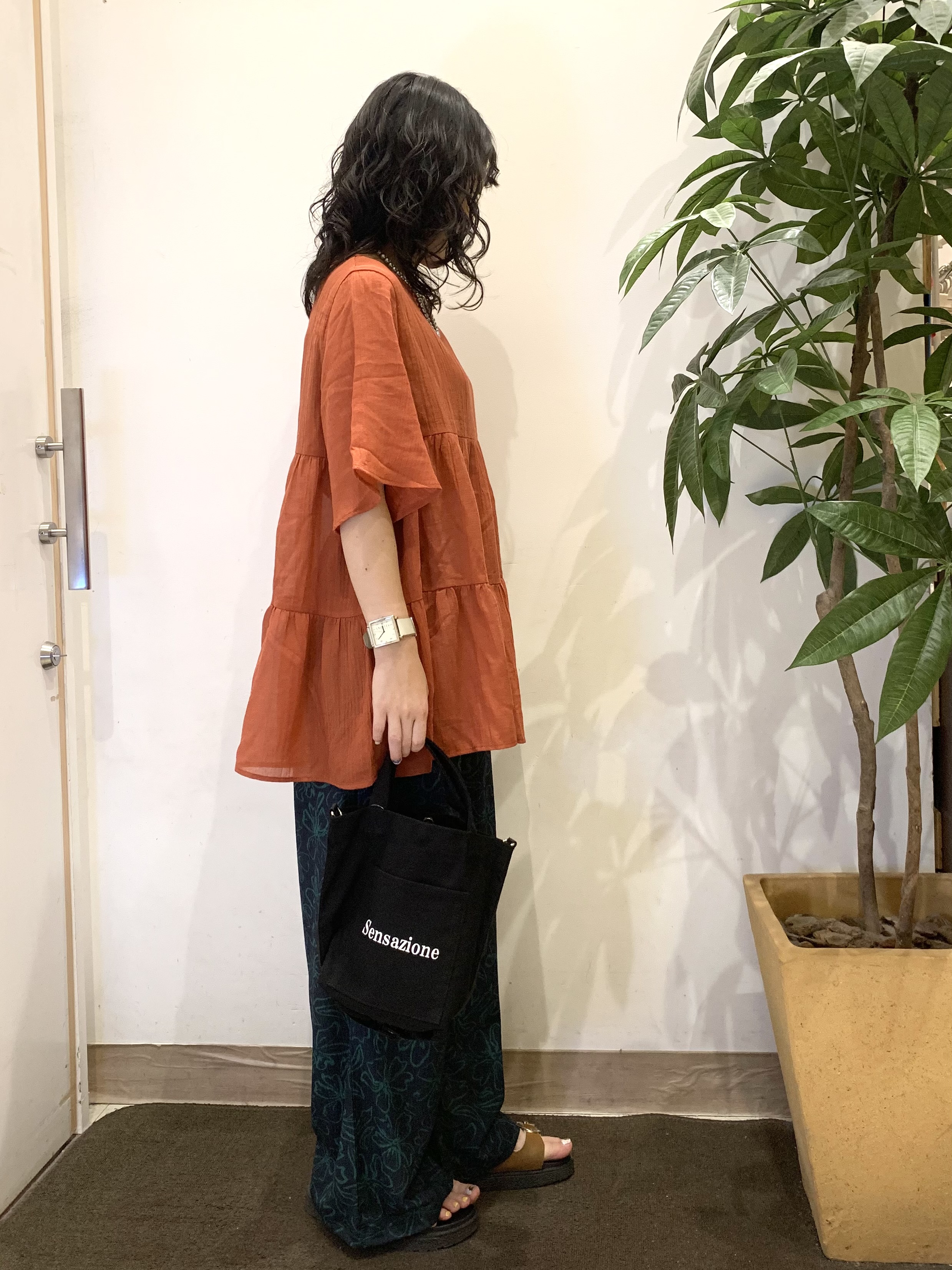 ちゃろさんの「SHOO･LA･RUE｜【洗濯機可/S-LL】インせず着られる シアー素材が上品なティアードブラウス」を使ったコーディネート