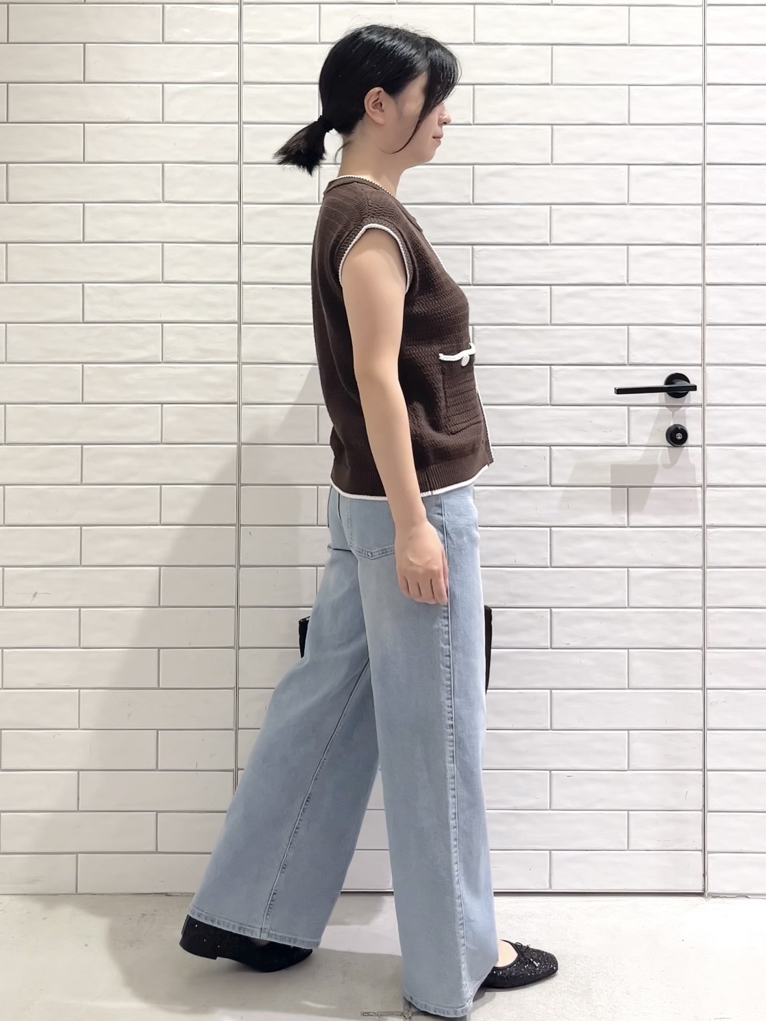 しおりさんの「OPAQUE.CLIP｜配色クロス編みニットベスト【洗える】」を使ったコーディネート