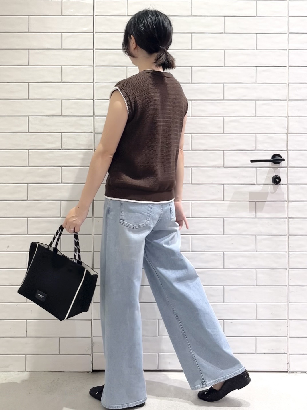 しおりさんの「OPAQUE.CLIP｜配色クロス編みニットベスト【洗える】」を使ったコーディネート