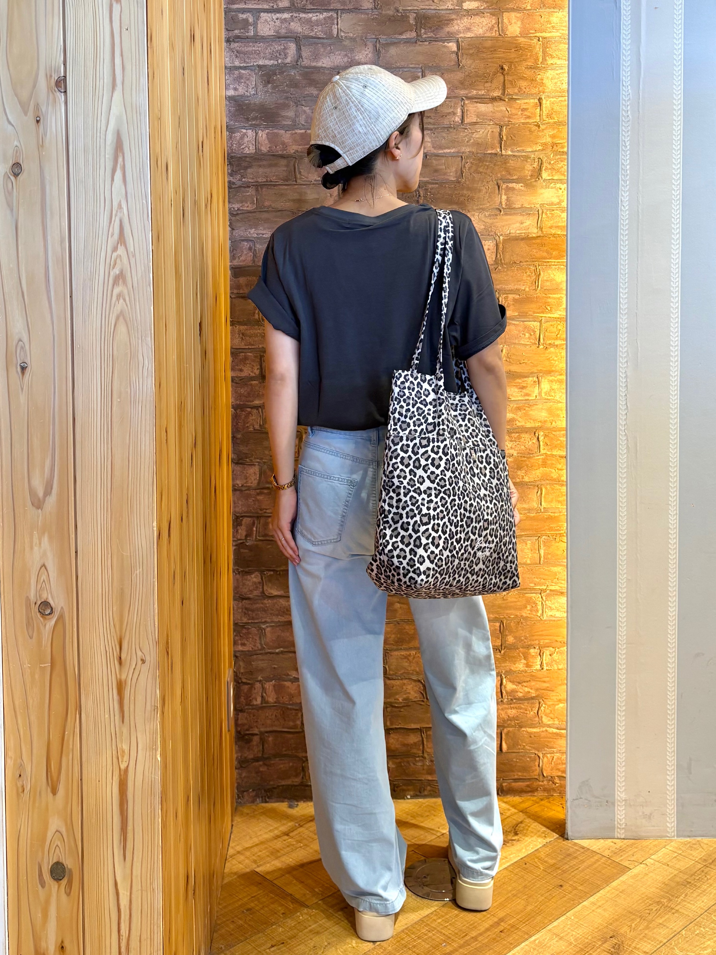 mieさんの「SHOO･LA･RUE｜【綿100%/ひんやり/S-LL/洗濯機可】選べる5柄 大人のベーシックカラープリントTシャツ」を使ったコーディネート