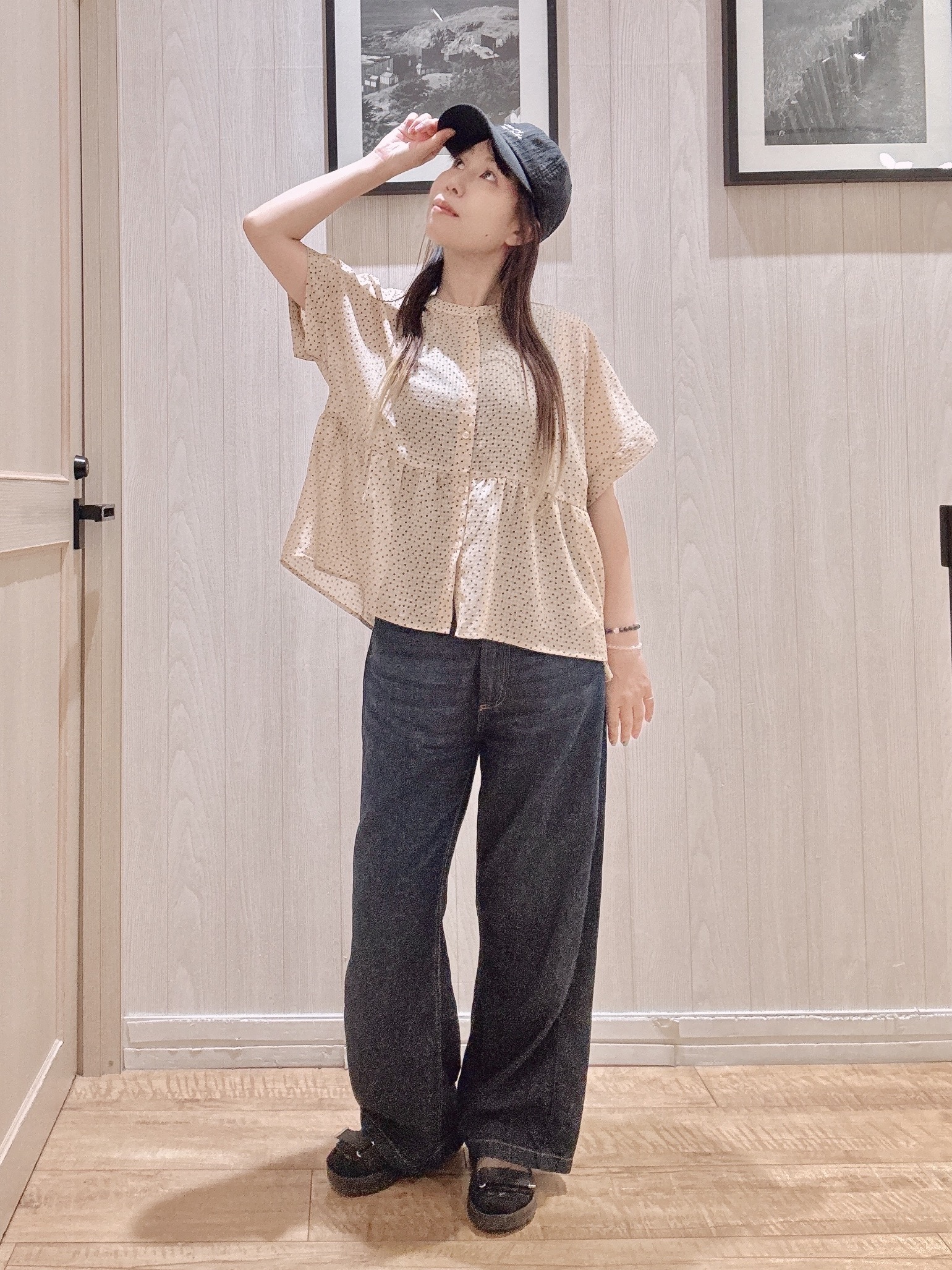 COSさんの「SHOO･LA･RUE｜【体型カバー/洗濯機可】二の腕とお腹周りが隠せる シアーペプラムブラウス」を使ったコーディネート