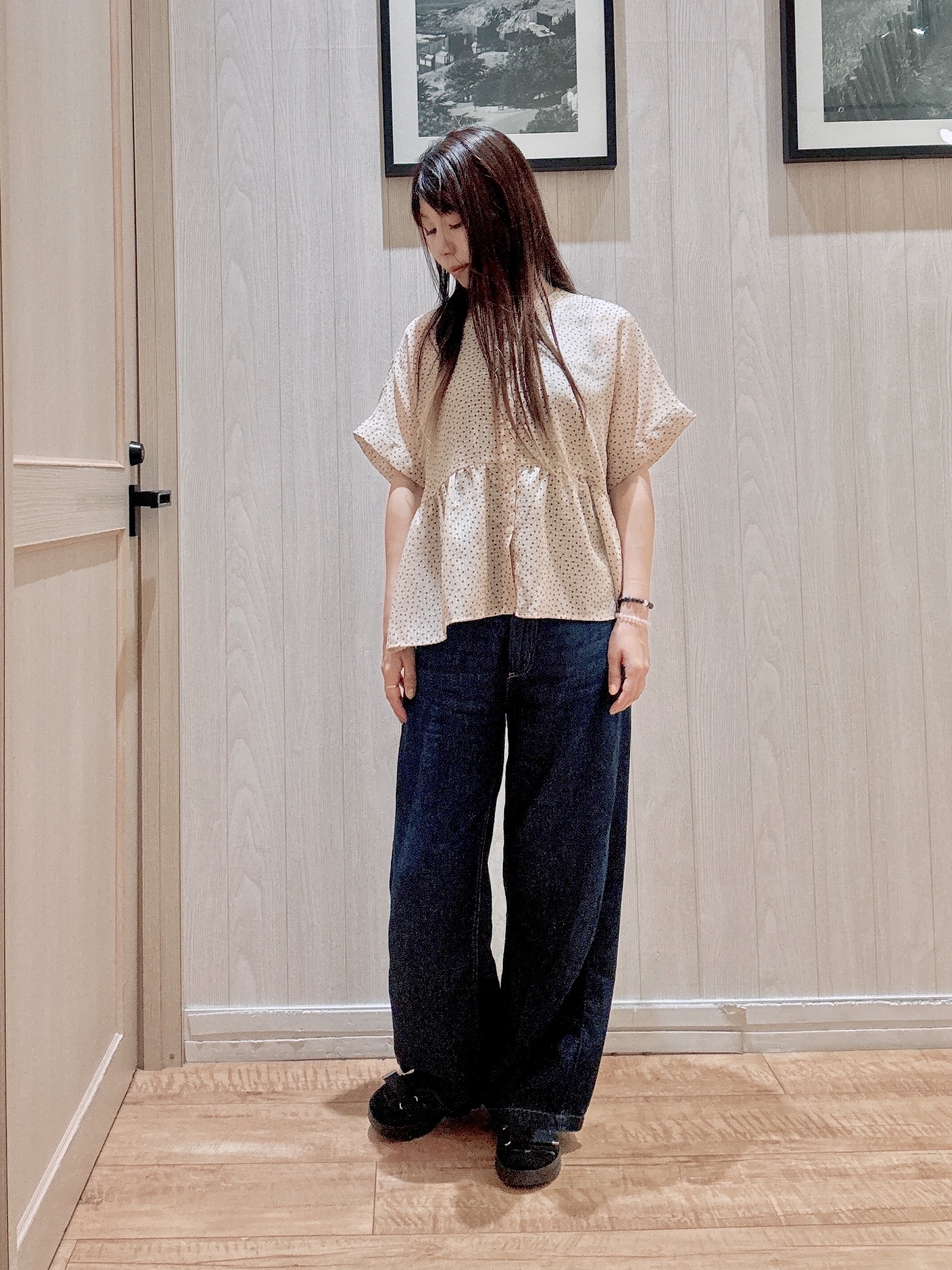 COSさんの「SHOO･LA･RUE｜【体型カバー/洗濯機可】二の腕とお腹周りが隠せる シアーペプラムブラウス」を使ったコーディネート