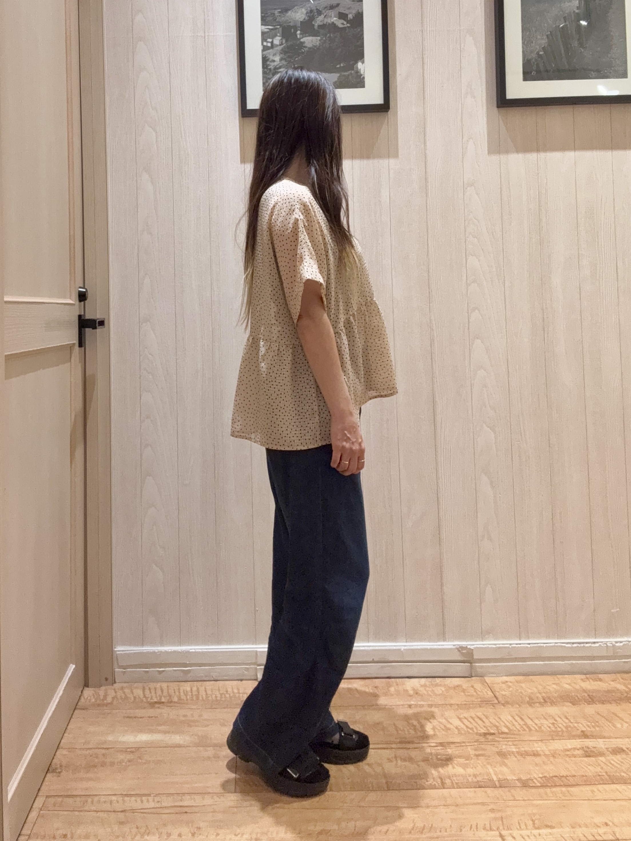 COSさんの「SHOO･LA･RUE｜【体型カバー/洗濯機可】二の腕とお腹周りが隠せる シアーペプラムブラウス」を使ったコーディネート