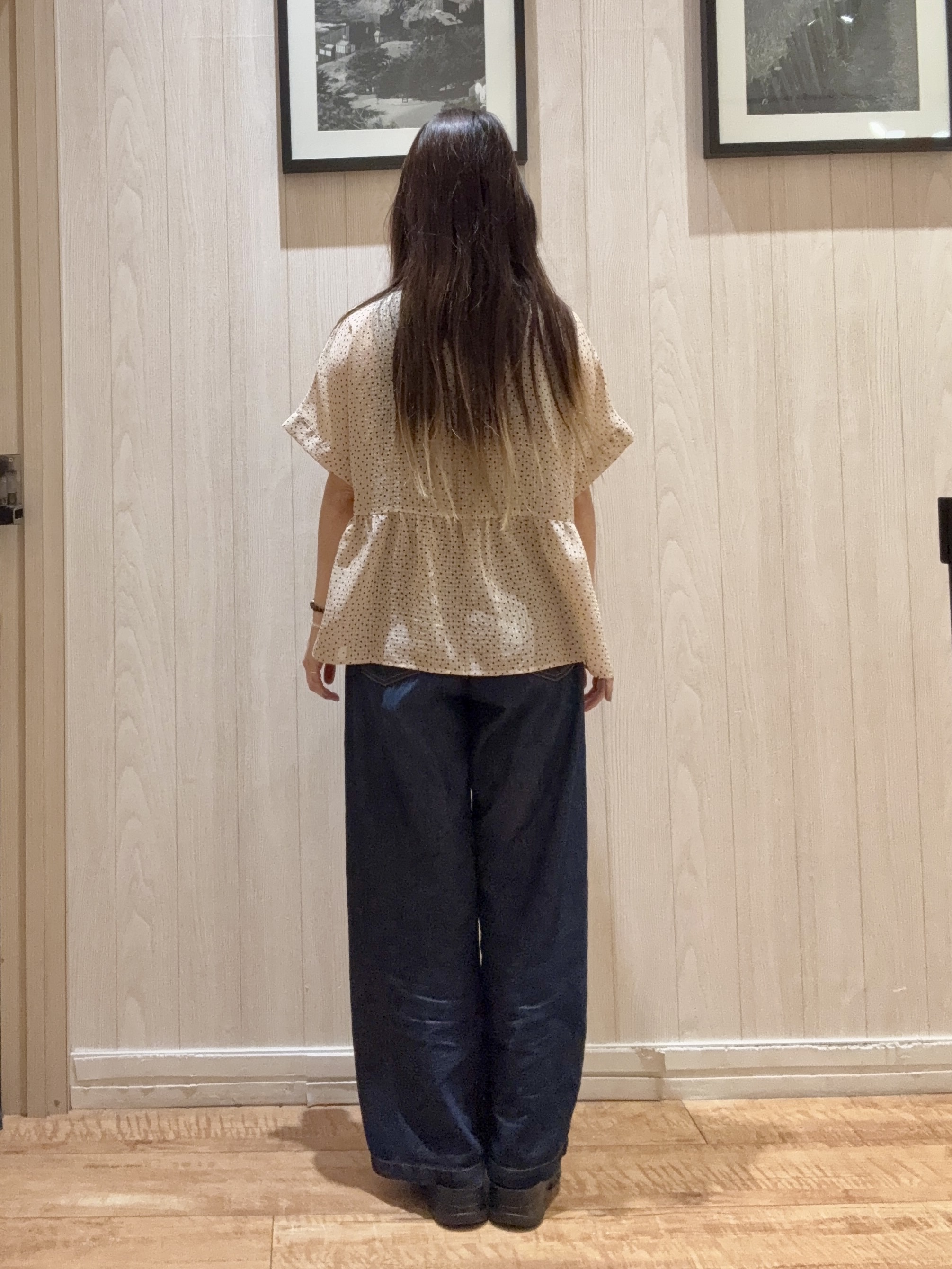 COSさんの「SHOO･LA･RUE｜【体型カバー/洗濯機可】二の腕とお腹周りが隠せる シアーペプラムブラウス」を使ったコーディネート