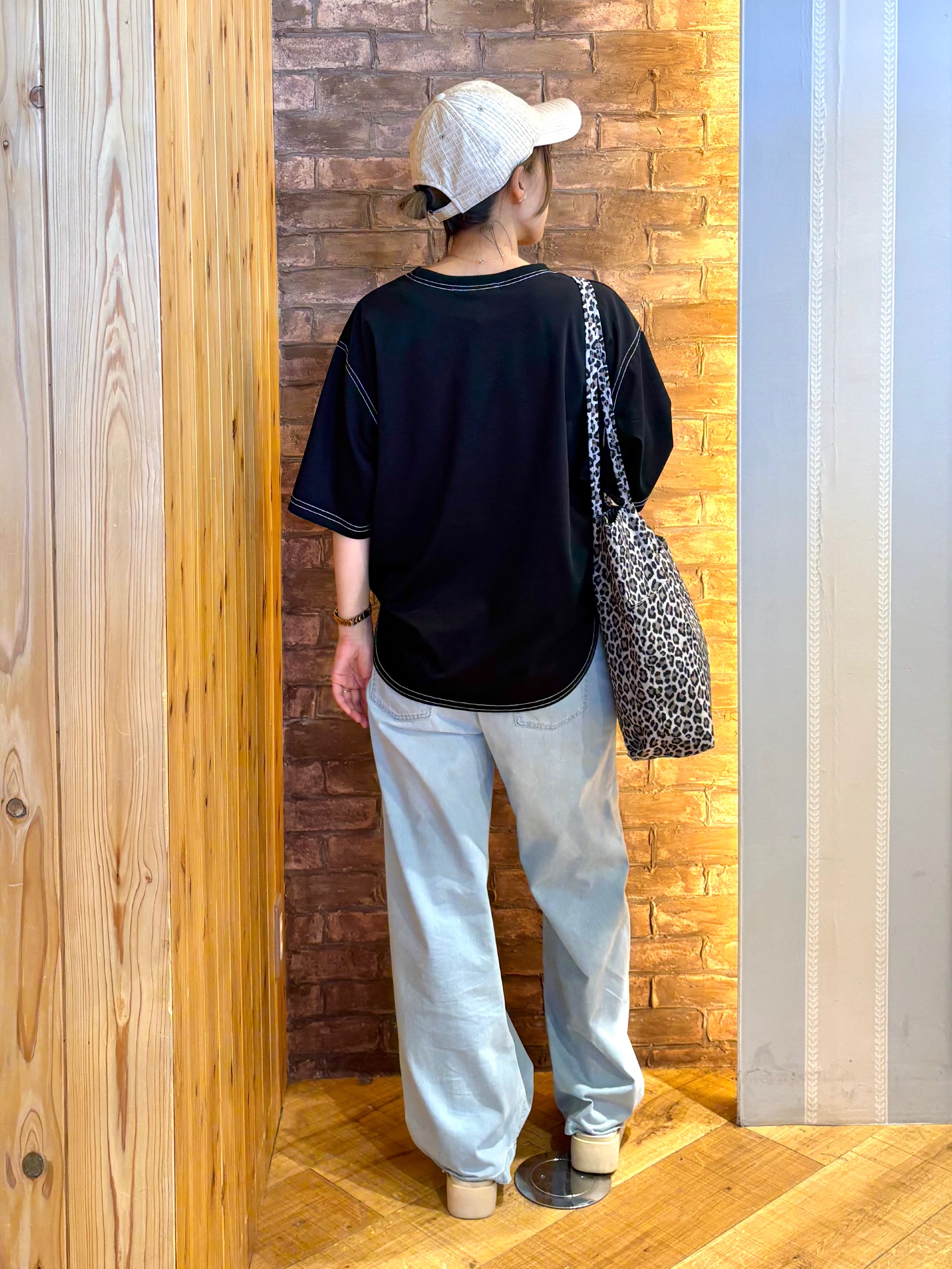 mieさんの「SHOO･LA･RUE｜【体型カバー】インせず着られる 配色ステッチロゴTシャツ」を使ったコーディネート
