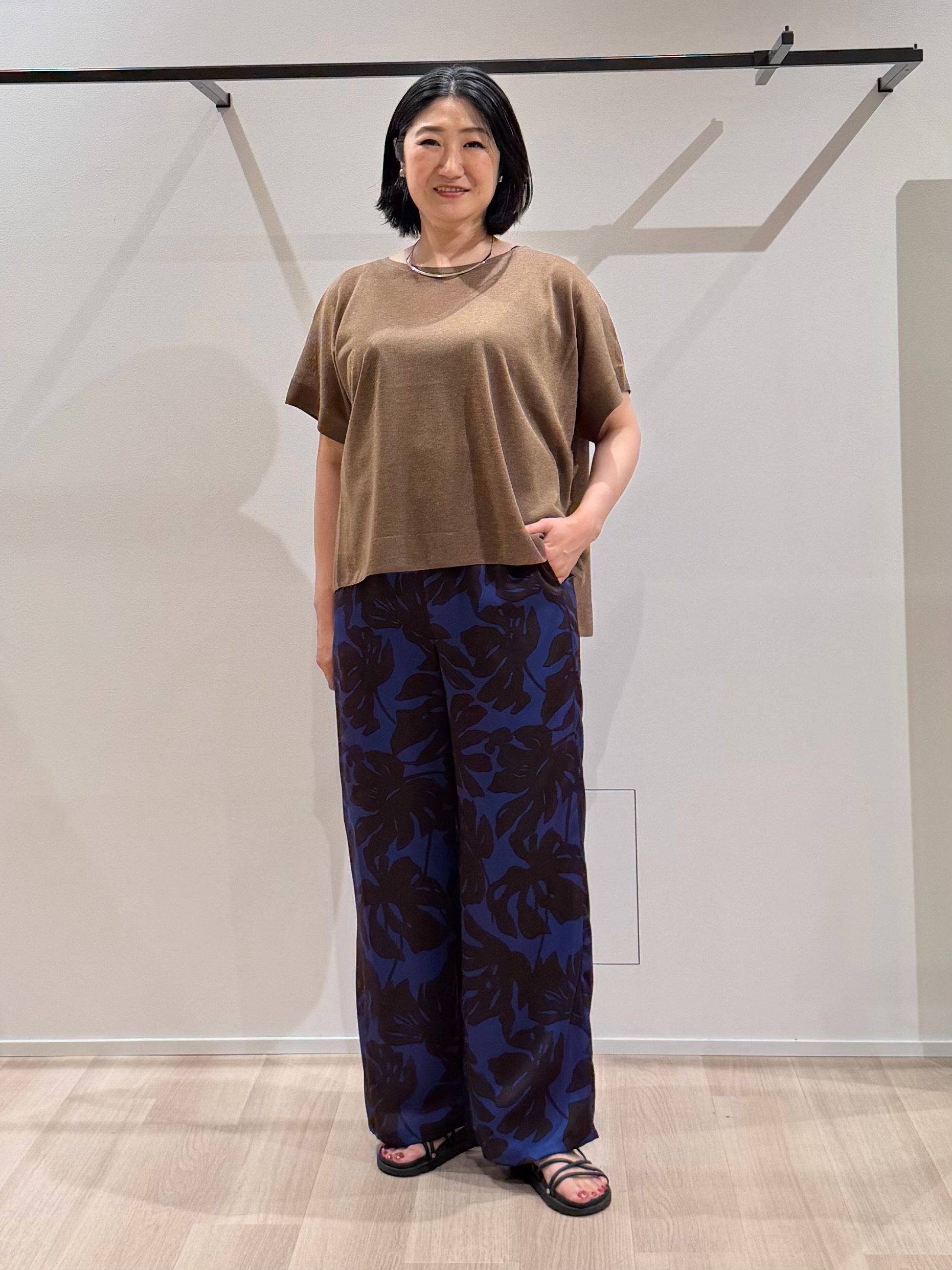 TOMOMIさんの「UNTITLED｜【アンサンブル可/品のある透け感】Tシャツ風ニットトップス」を使ったコーディネート