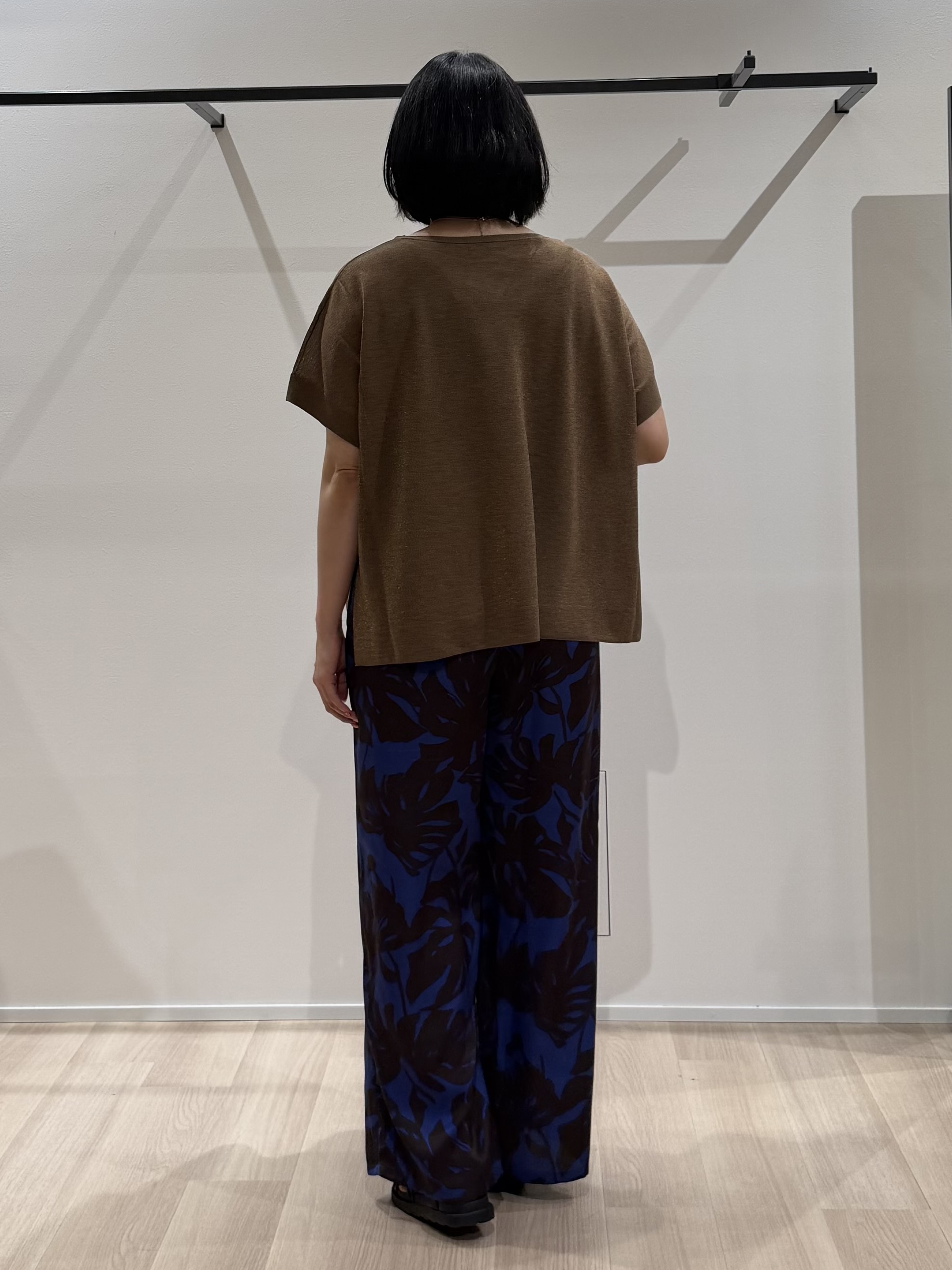 TOMOMIさんの「UNTITLED｜【アンサンブル可/品のある透け感】Tシャツ風ニットトップス」を使ったコーディネート