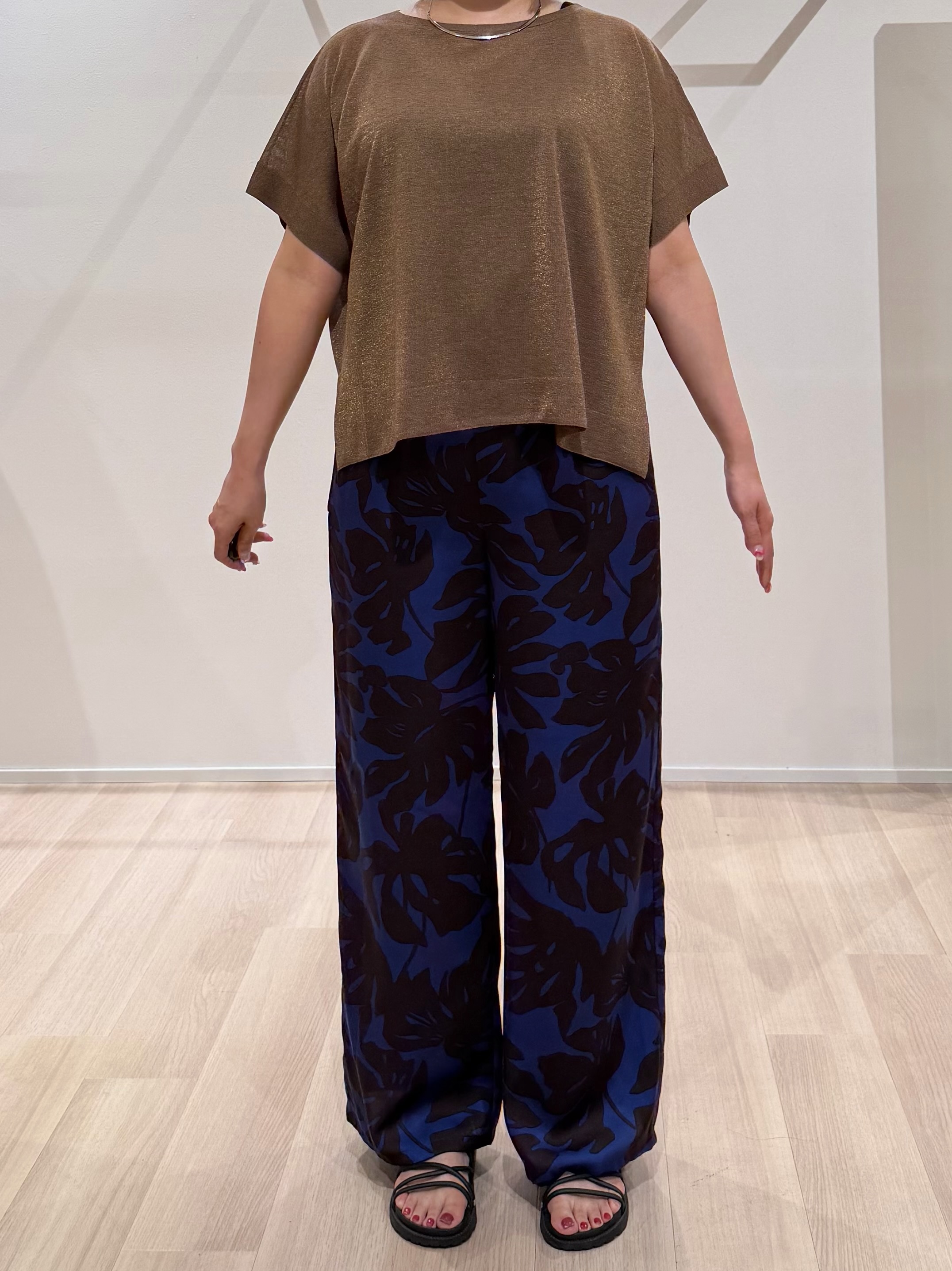 TOMOMIさんの「UNTITLED｜【アンサンブル可/品のある透け感】Tシャツ風ニットトップス」を使ったコーディネート