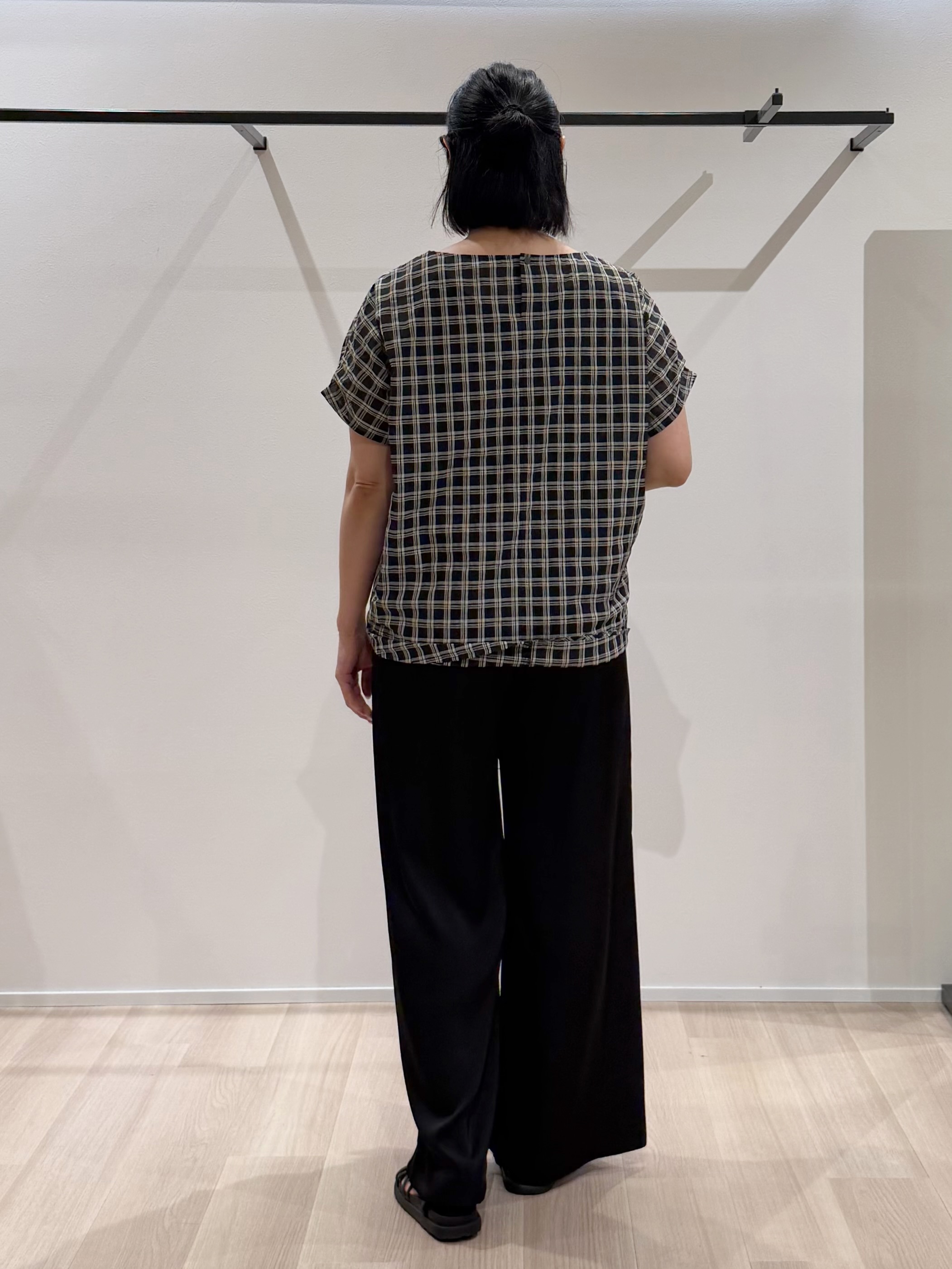 TOMOMIさんの「UNTITLED｜シアーチェックブラウス」を使ったコーディネート