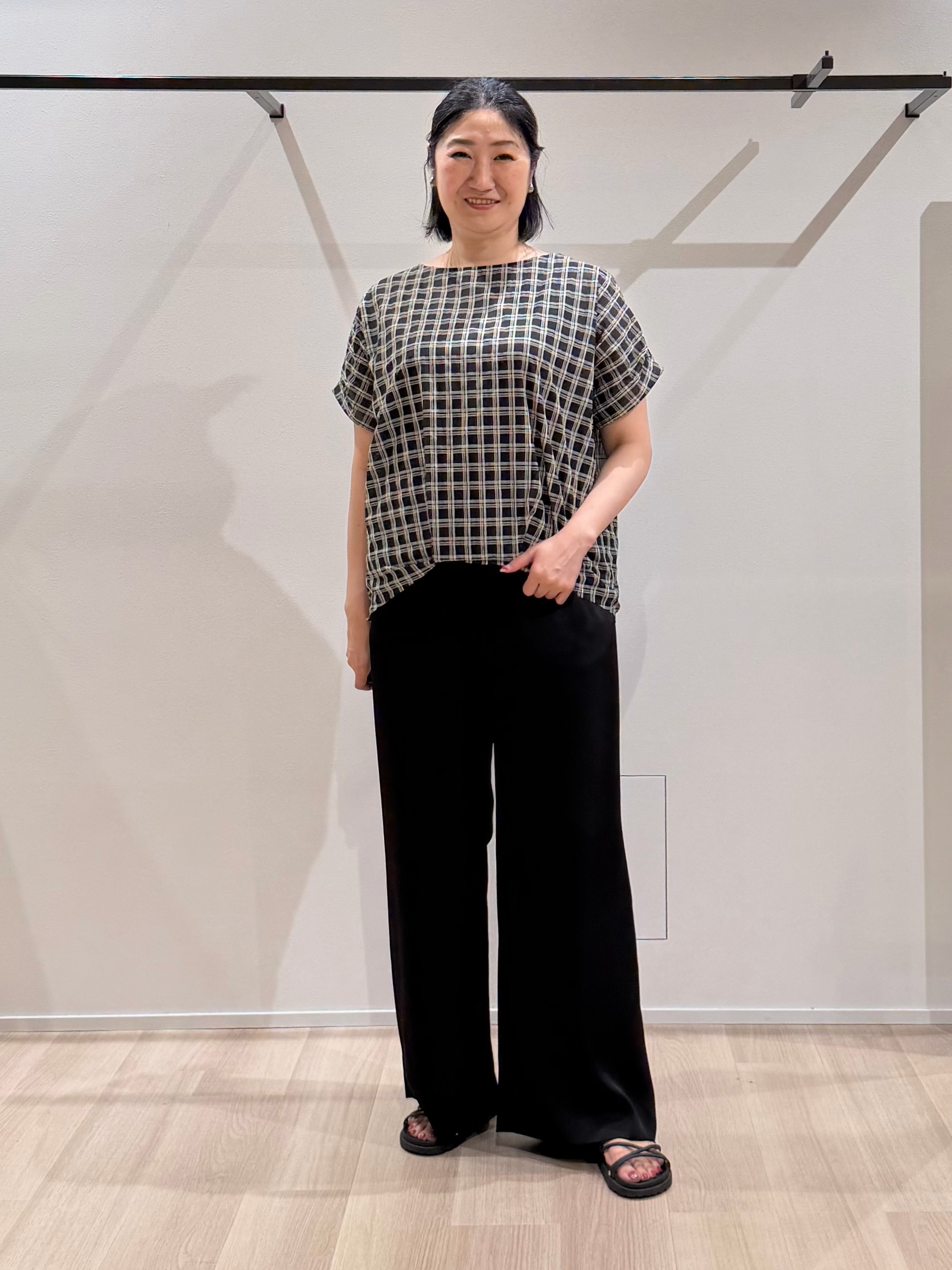 TOMOMIさんの「UNTITLED｜シアーチェックブラウス」を使ったコーディネート