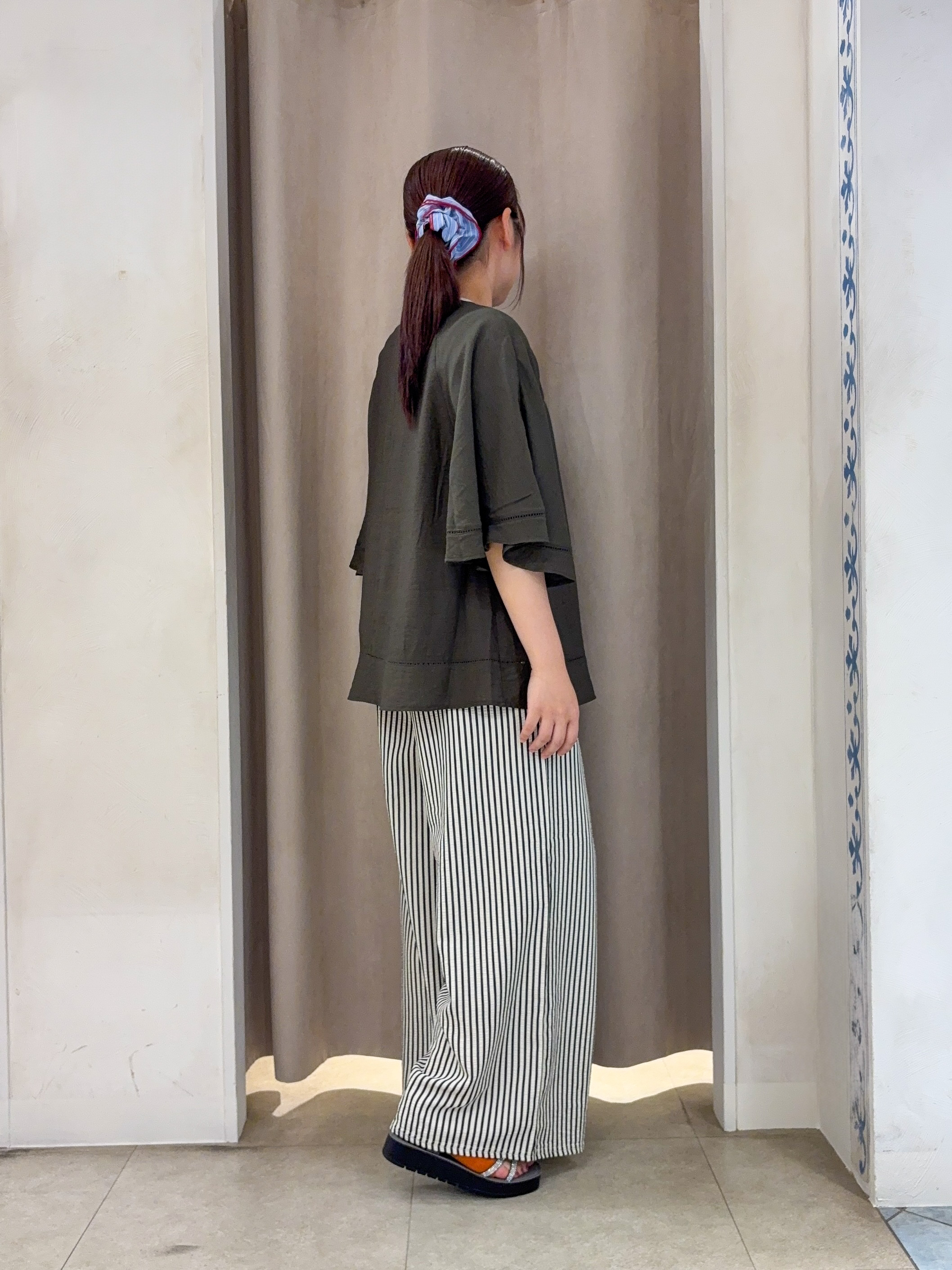 SO(R)Aさんの「SHOO･LA･RUE｜【ひんやり/S-LL/体型カバー】はしごレースが涼し気な スラブポンチョ風ブラウス」を使ったコーディネート