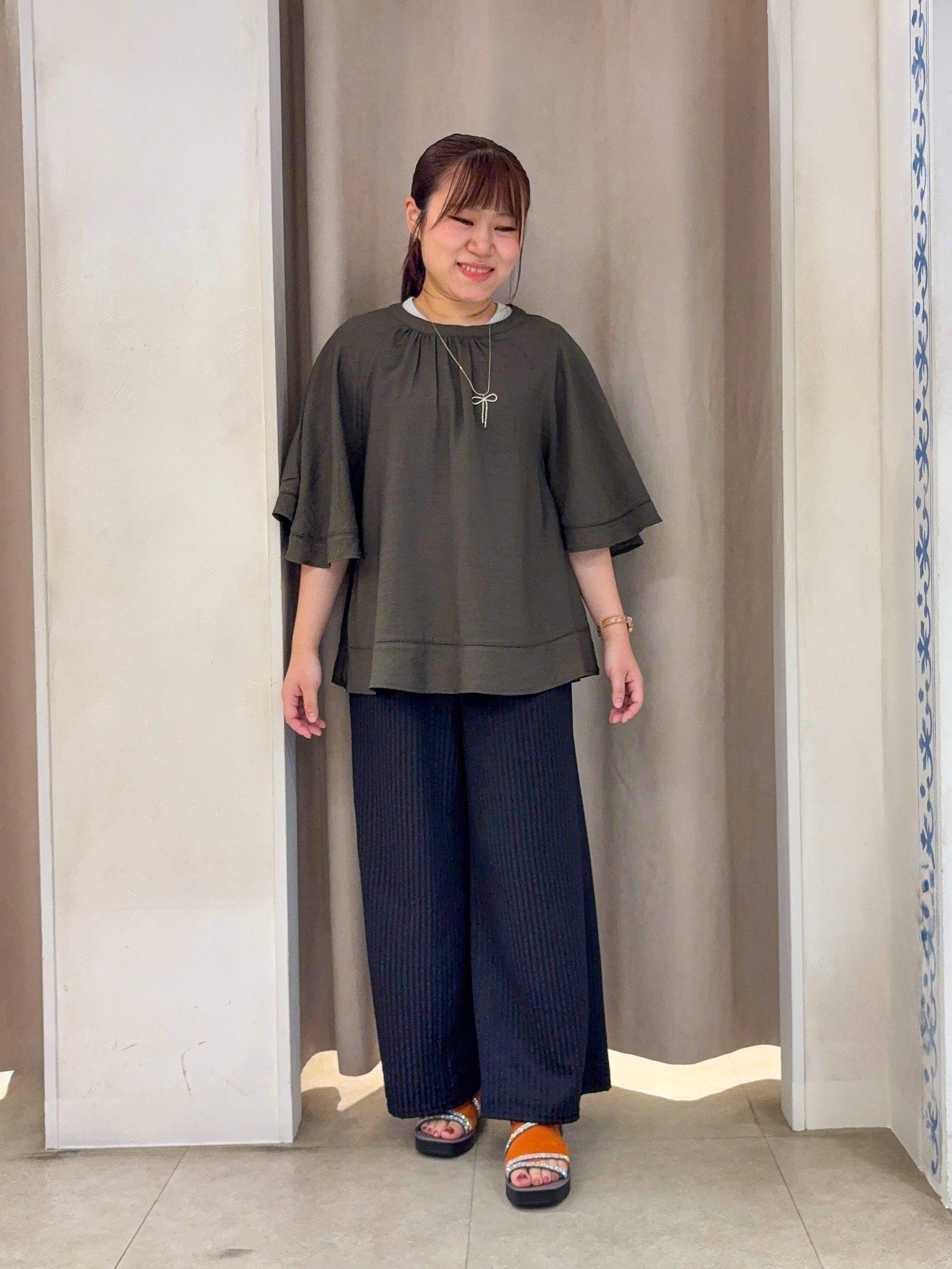 SO(R)Aさんの「SHOO･LA･RUE｜【ひんやり/S-LL/体型カバー】はしごレースが涼し気な スラブポンチョ風ブラウス」を使ったコーディネート