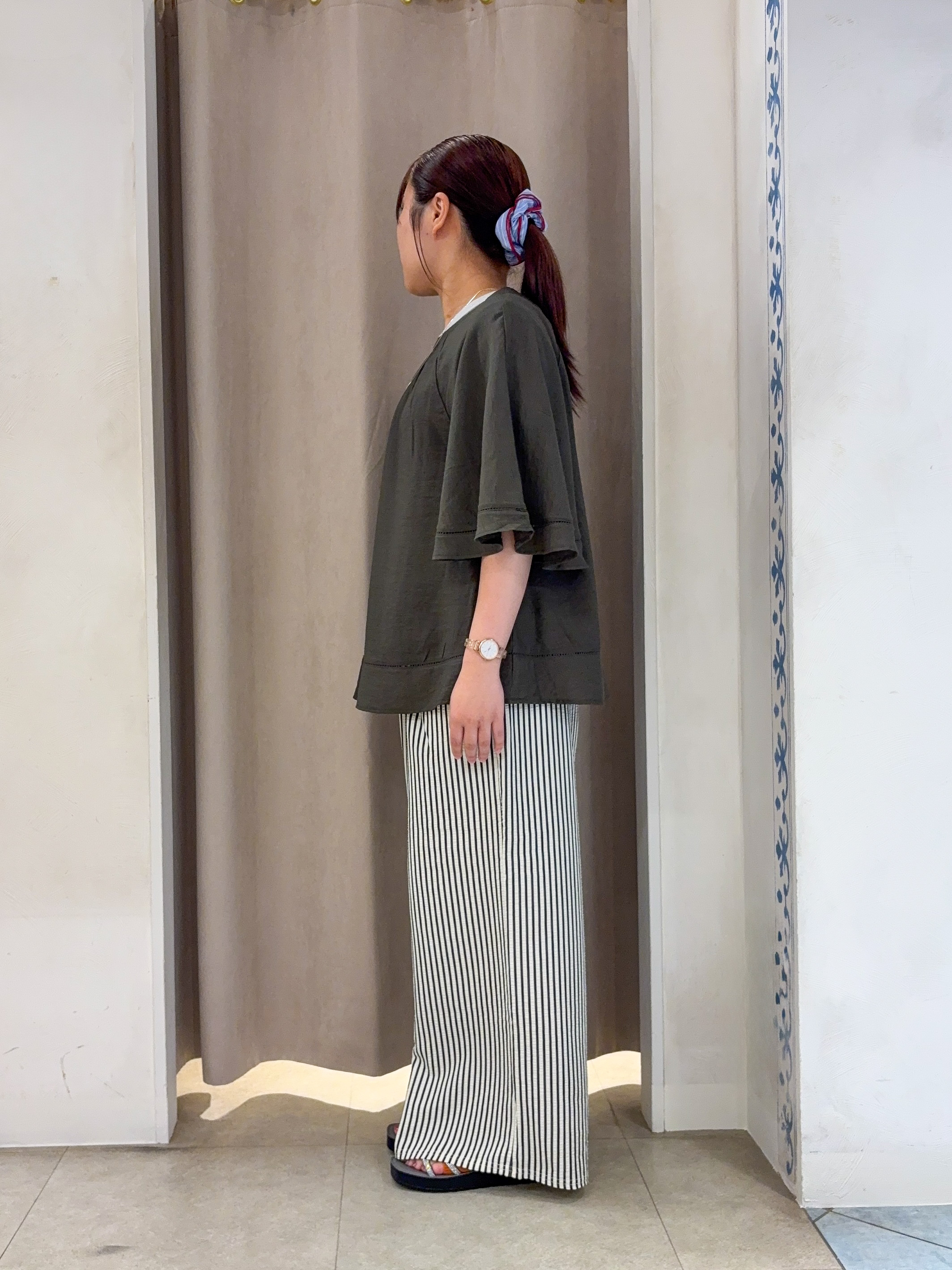 SO(R)Aさんの「SHOO･LA･RUE｜【ひんやり/S-LL/体型カバー】はしごレースが涼し気な スラブポンチョ風ブラウス」を使ったコーディネート