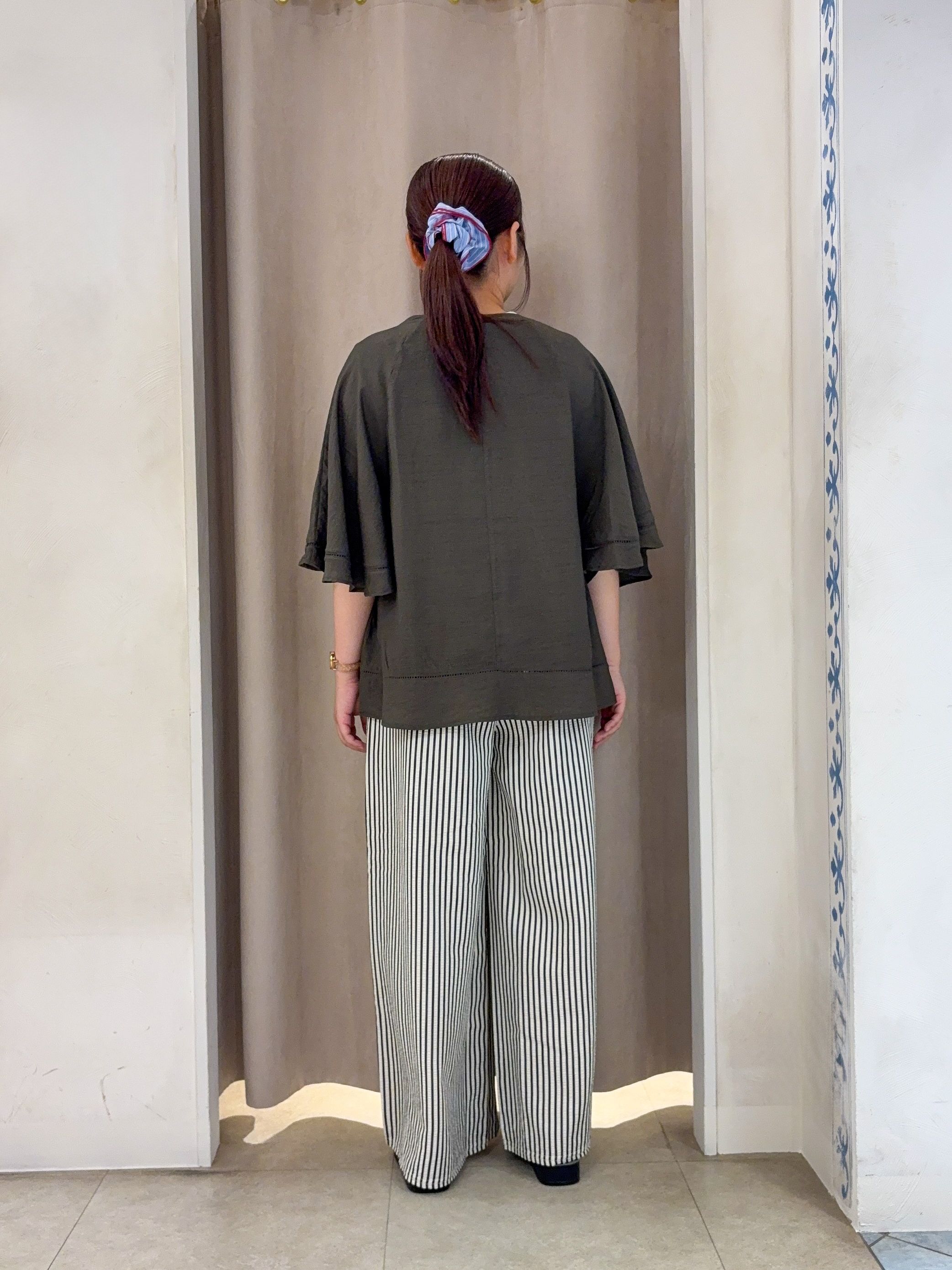 SO(R)Aさんの「SHOO･LA･RUE｜【ひんやり/S-LL/体型カバー】はしごレースが涼し気な スラブポンチョ風ブラウス」を使ったコーディネート