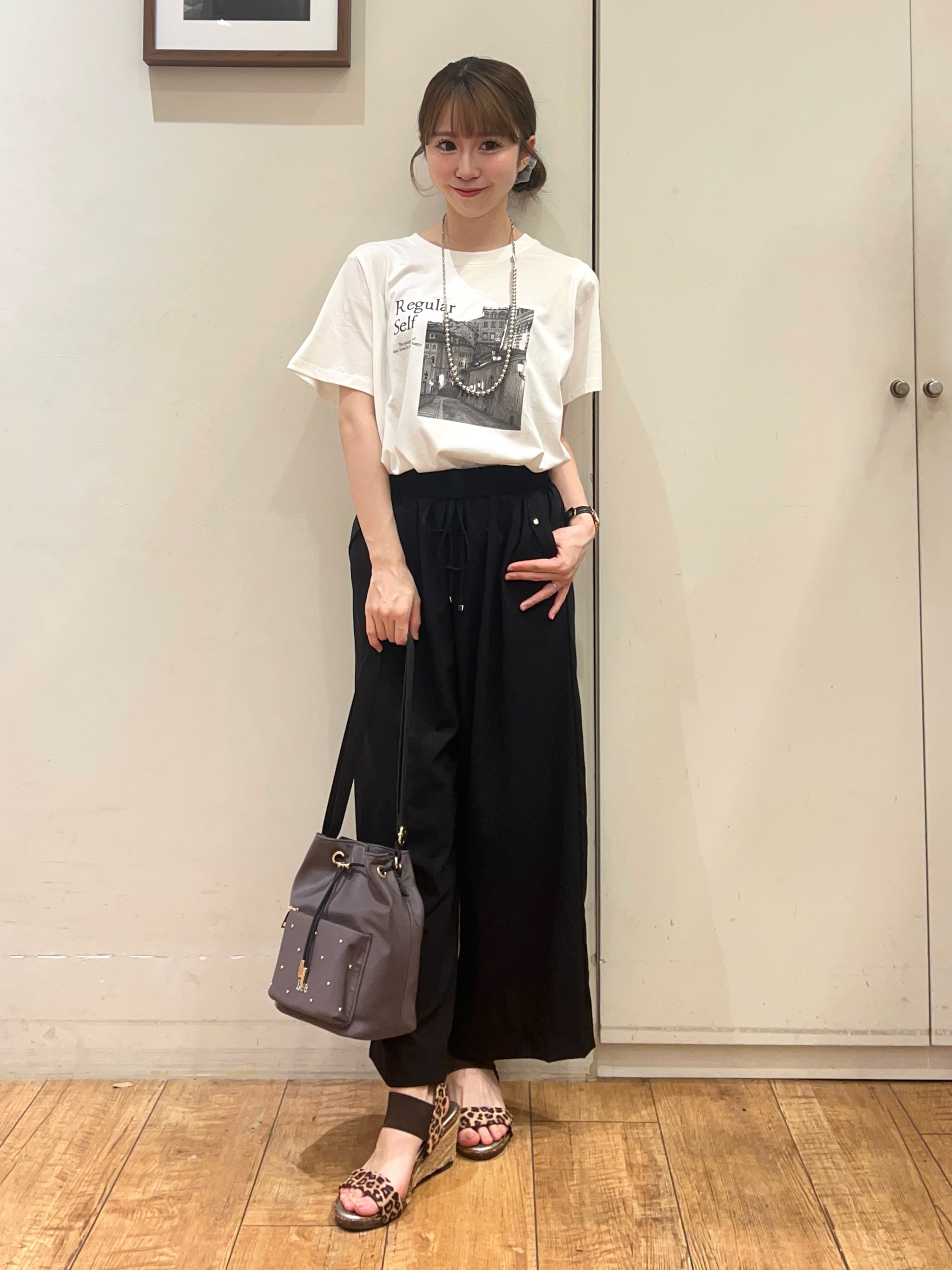 AIRIさんの「SHOO･LA･RUE｜【綿100%/ひんやり/S-LL/洗濯機可】選べる5柄 大人のベーシックカラープリントTシャツ」を使ったコーディネート