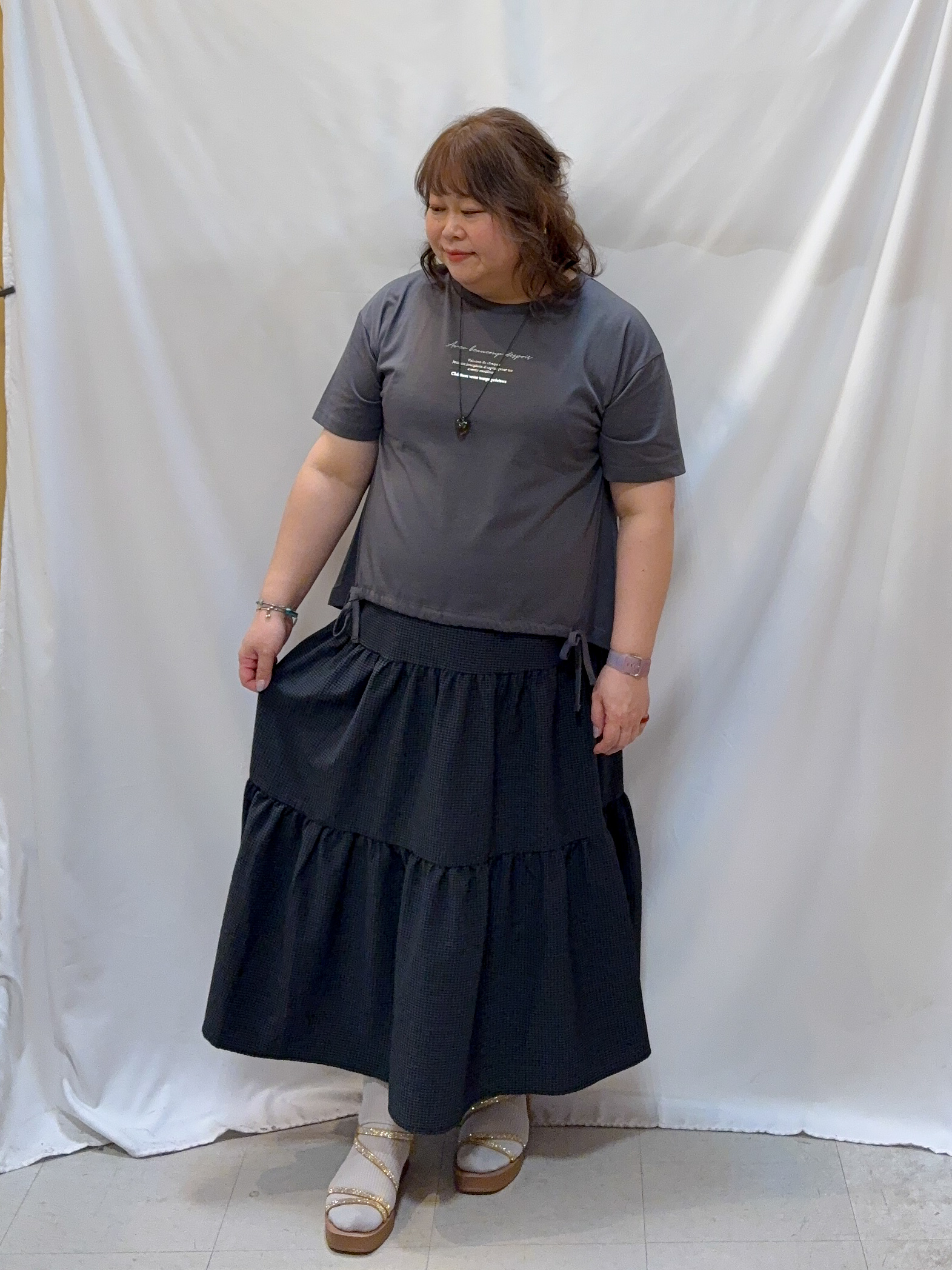 kotoさんさんの「SHOO･LA･RUE｜【ひんやり/体型カバー】プリントデザインが目を惹く 裾シャーリングTシャツ」を使ったコーディネート