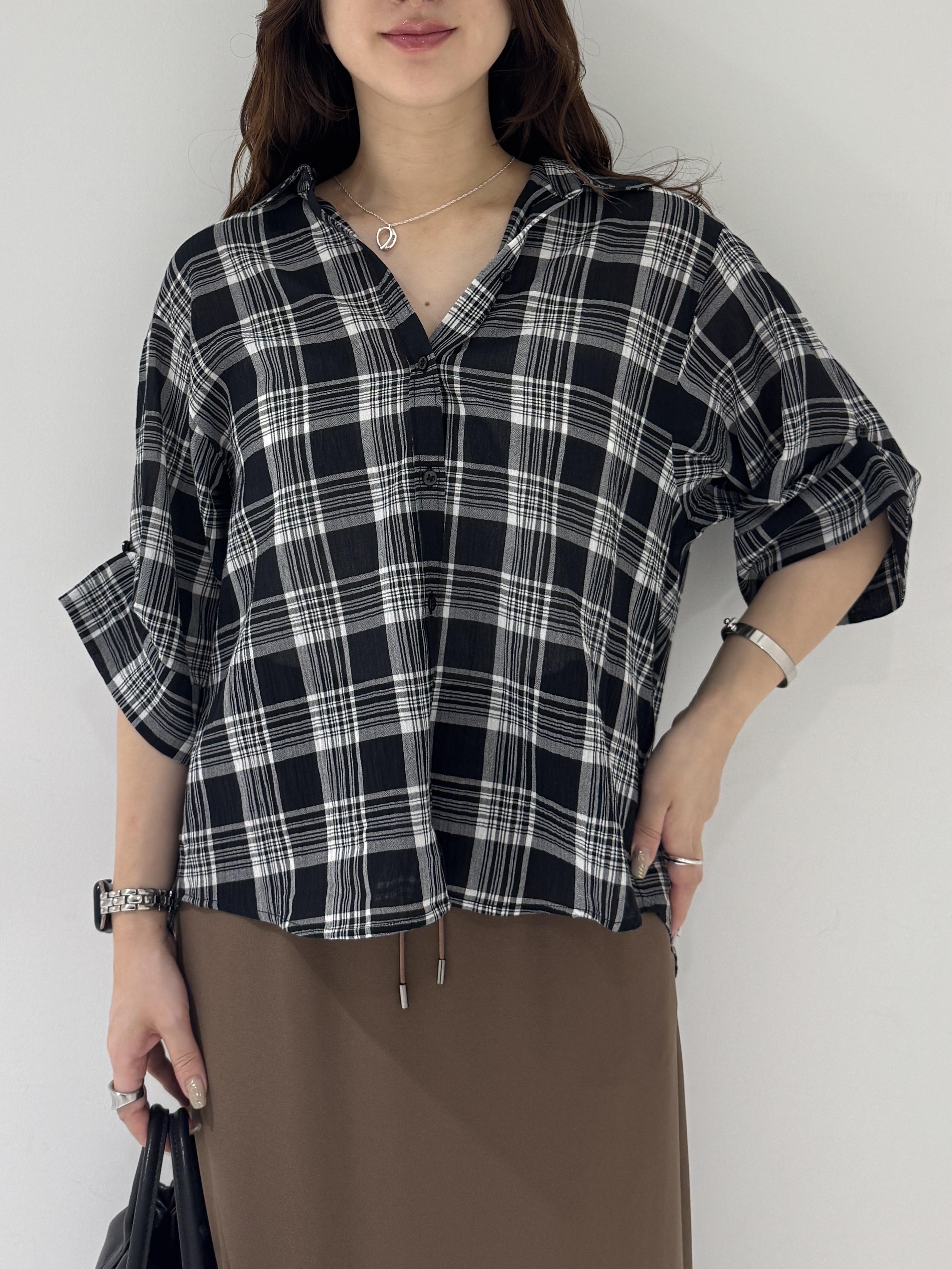 そんさんの「INDIVI｜【コットン100％／透け感／2WAY】袖アレンジ チェックシャツ」を使ったコーディネート