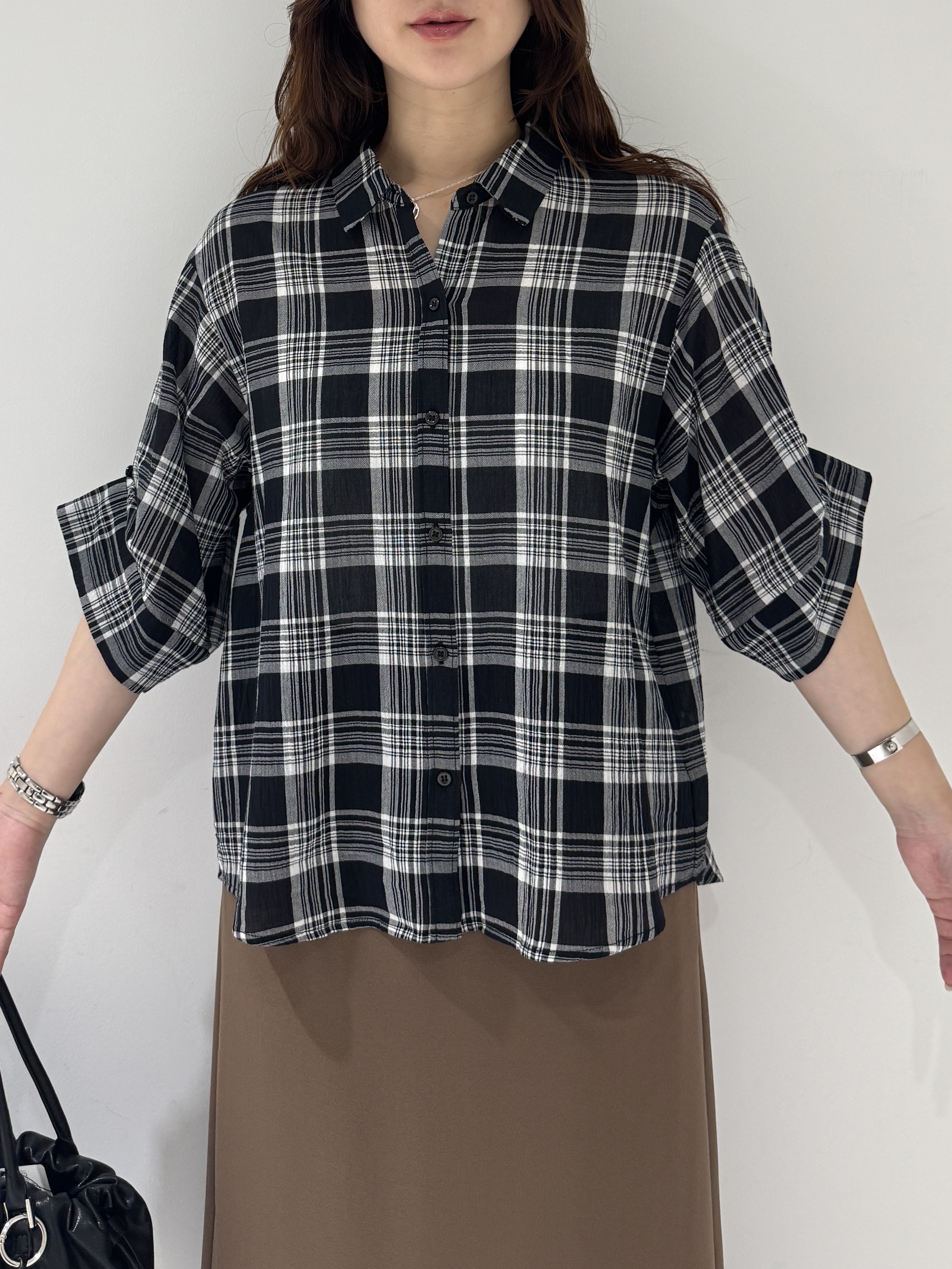 そんさんの「INDIVI｜【コットン100％／透け感／2WAY】袖アレンジ チェックシャツ」を使ったコーディネート