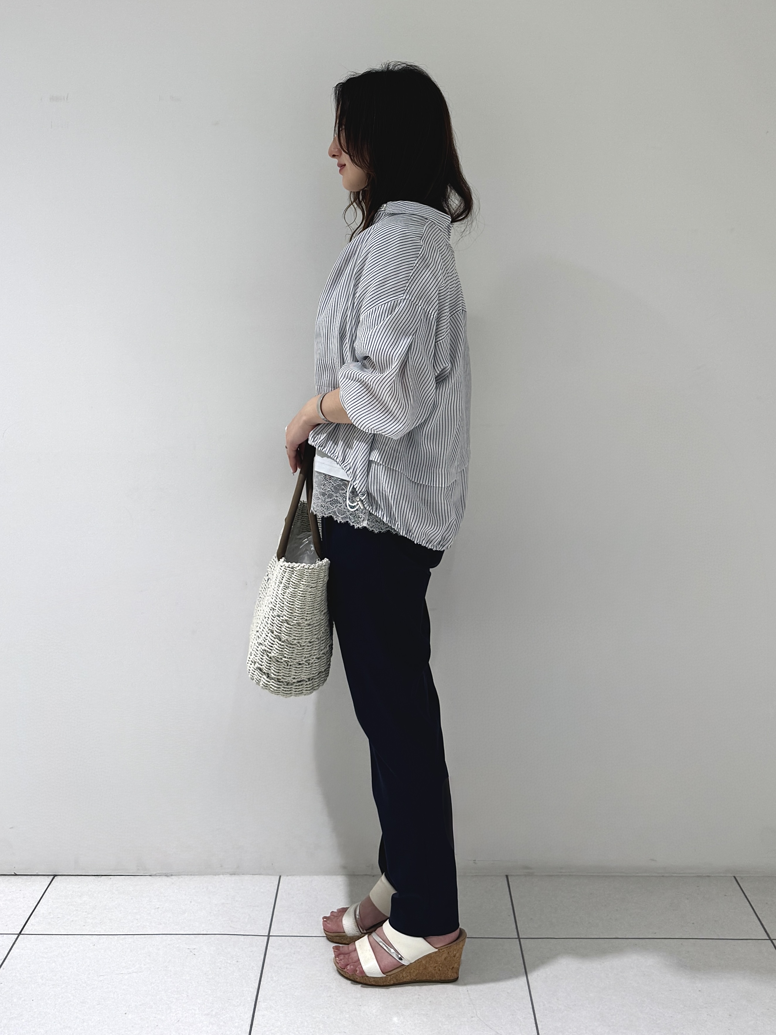 そんさんの「INDIVI｜【接触冷感／洗える／2WAY】ドロスト付 シアーシャンブレーシャツ」を使ったコーディネート