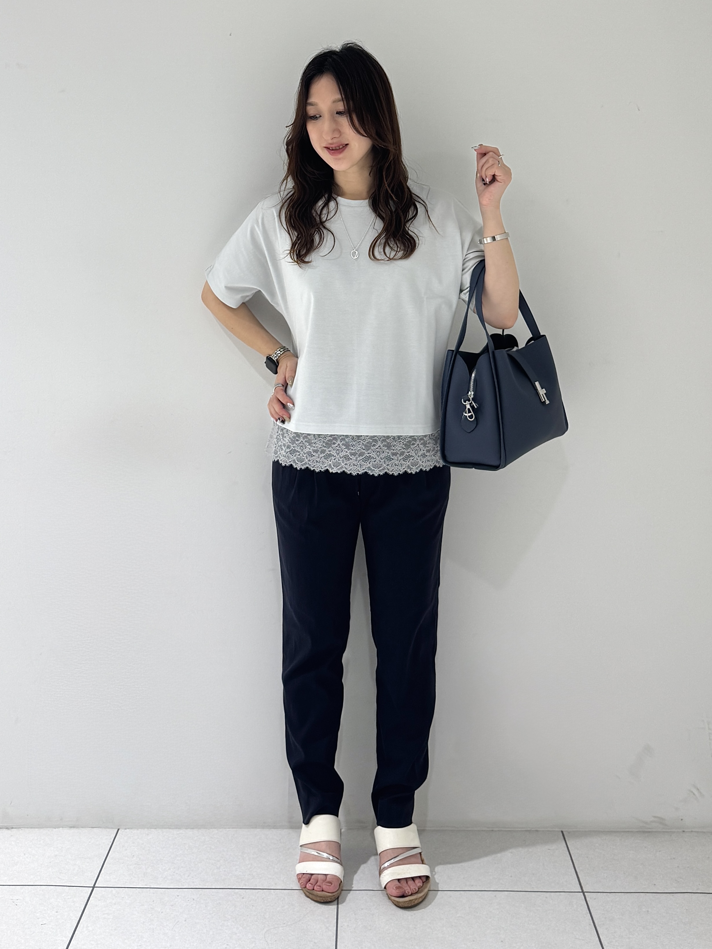 そんさんの「INDIVI｜【接触冷感／洗える／2WAY】ドロスト付 シアーシャンブレーシャツ」を使ったコーディネート