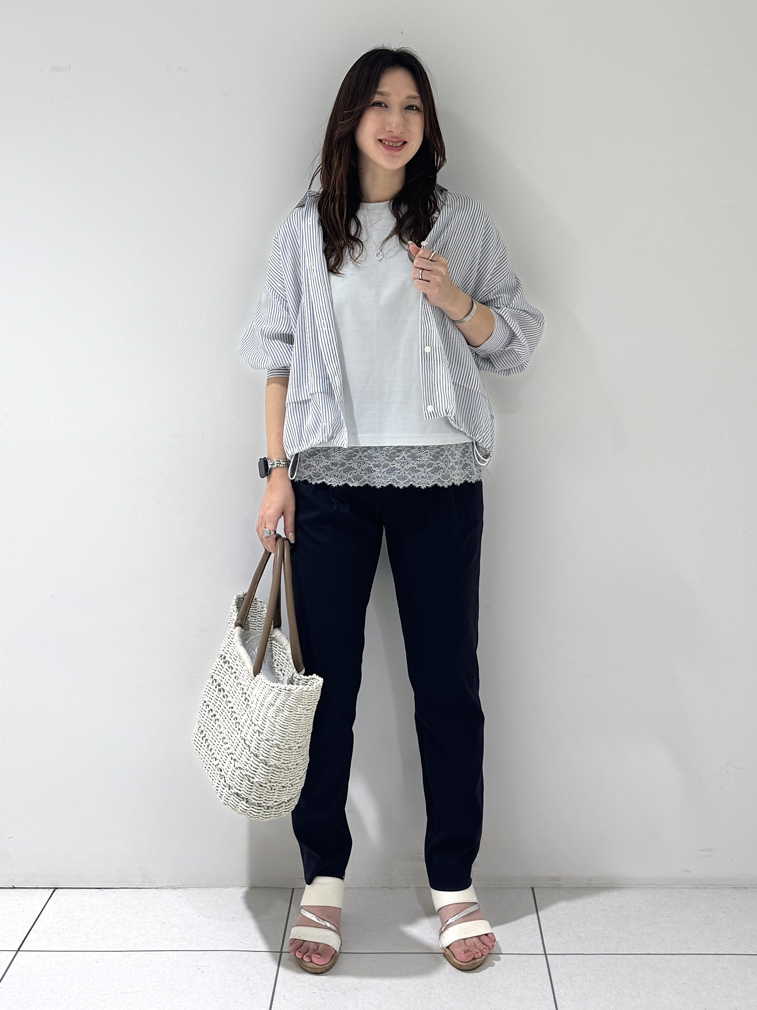 そんさんの「INDIVI｜【接触冷感／洗える／2WAY】ドロスト付 シアーシャンブレーシャツ」を使ったコーディネート