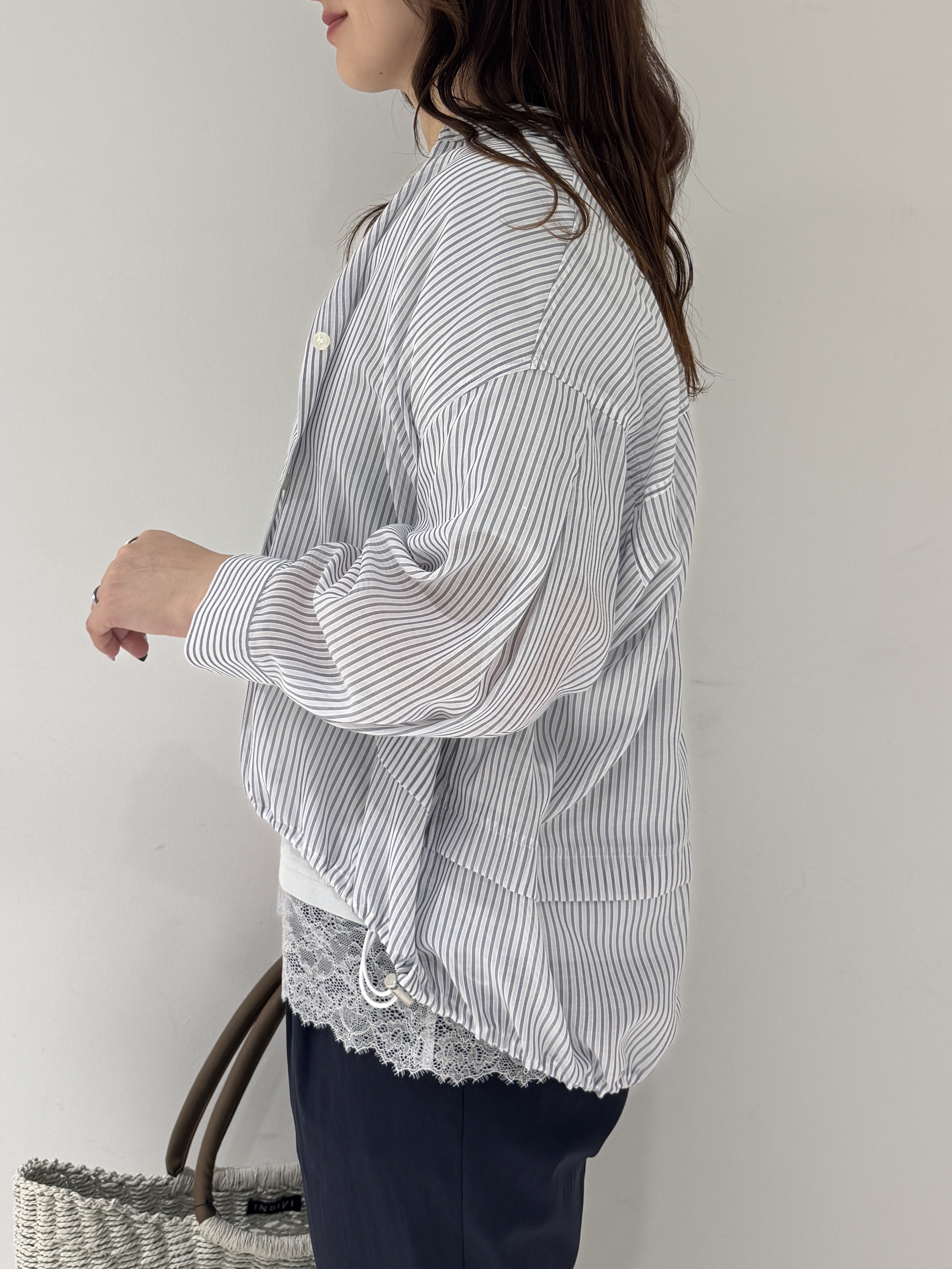 そんさんの「INDIVI｜【接触冷感／洗える／2WAY】ドロスト付 シアーシャンブレーシャツ」を使ったコーディネート