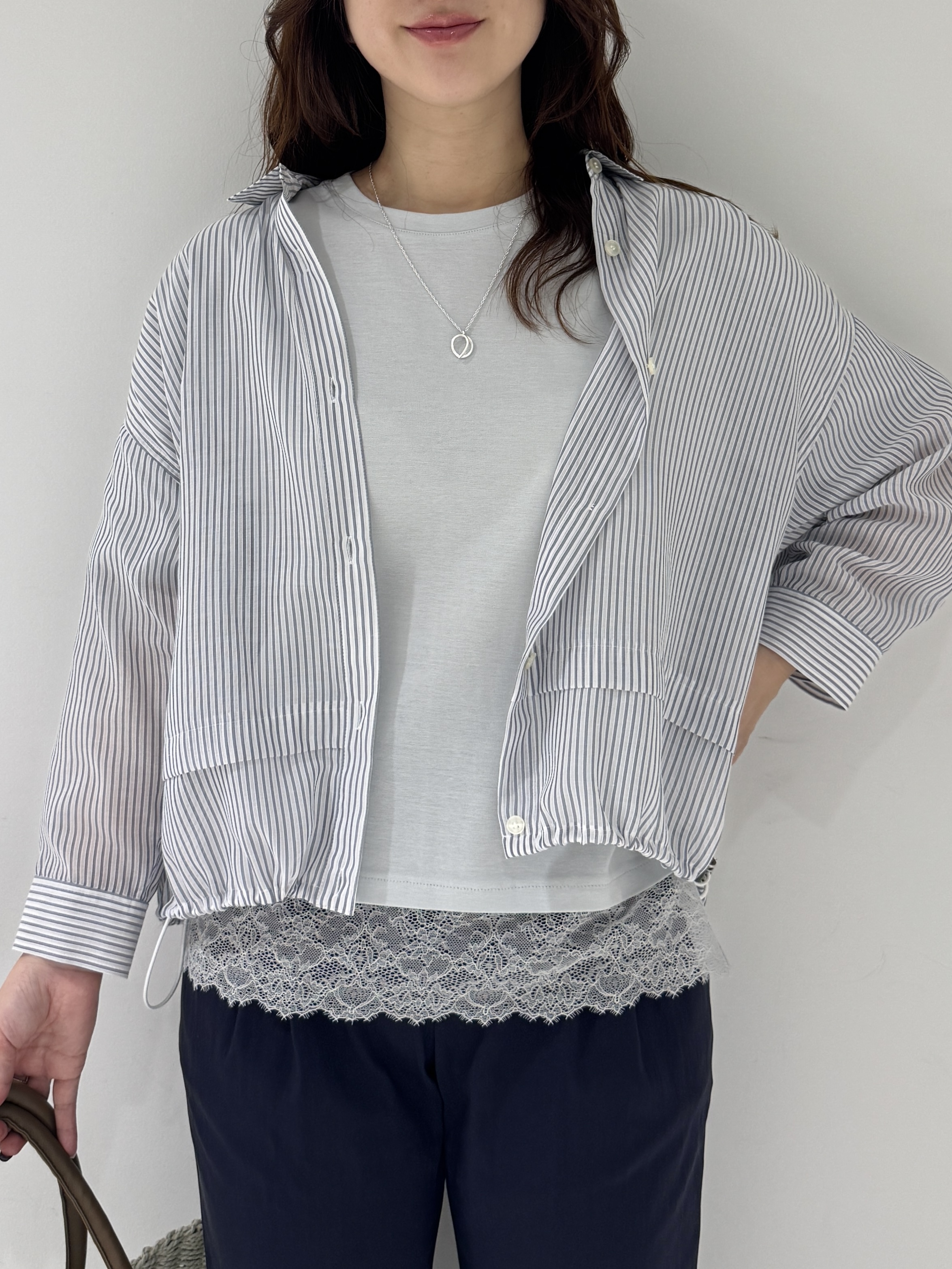 そんさんの「INDIVI｜【接触冷感／洗える／2WAY】ドロスト付 シアーシャンブレーシャツ」を使ったコーディネート