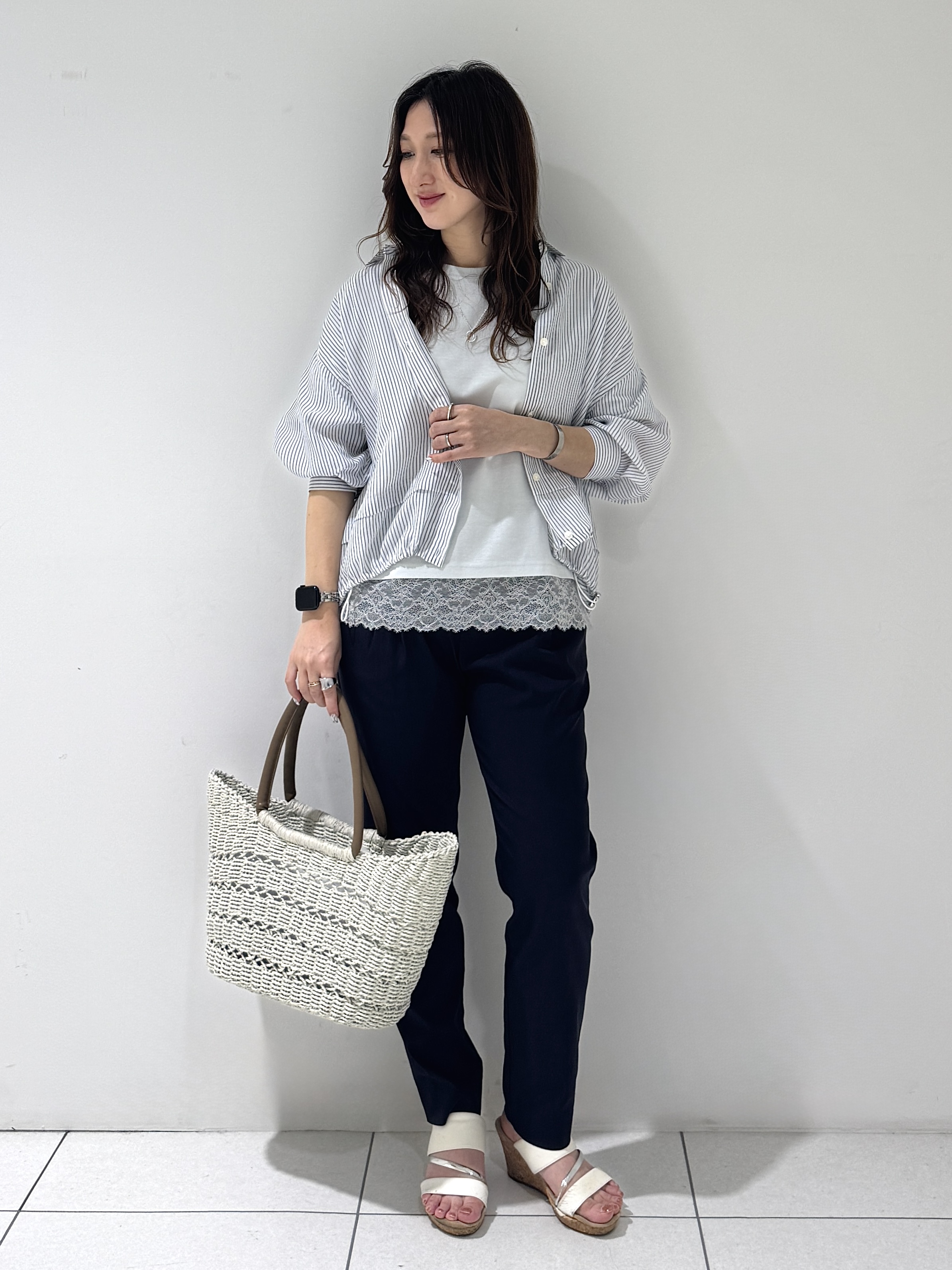 そんさんの「INDIVI｜【接触冷感／洗える／2WAY】ドロスト付 シアーシャンブレーシャツ」を使ったコーディネート