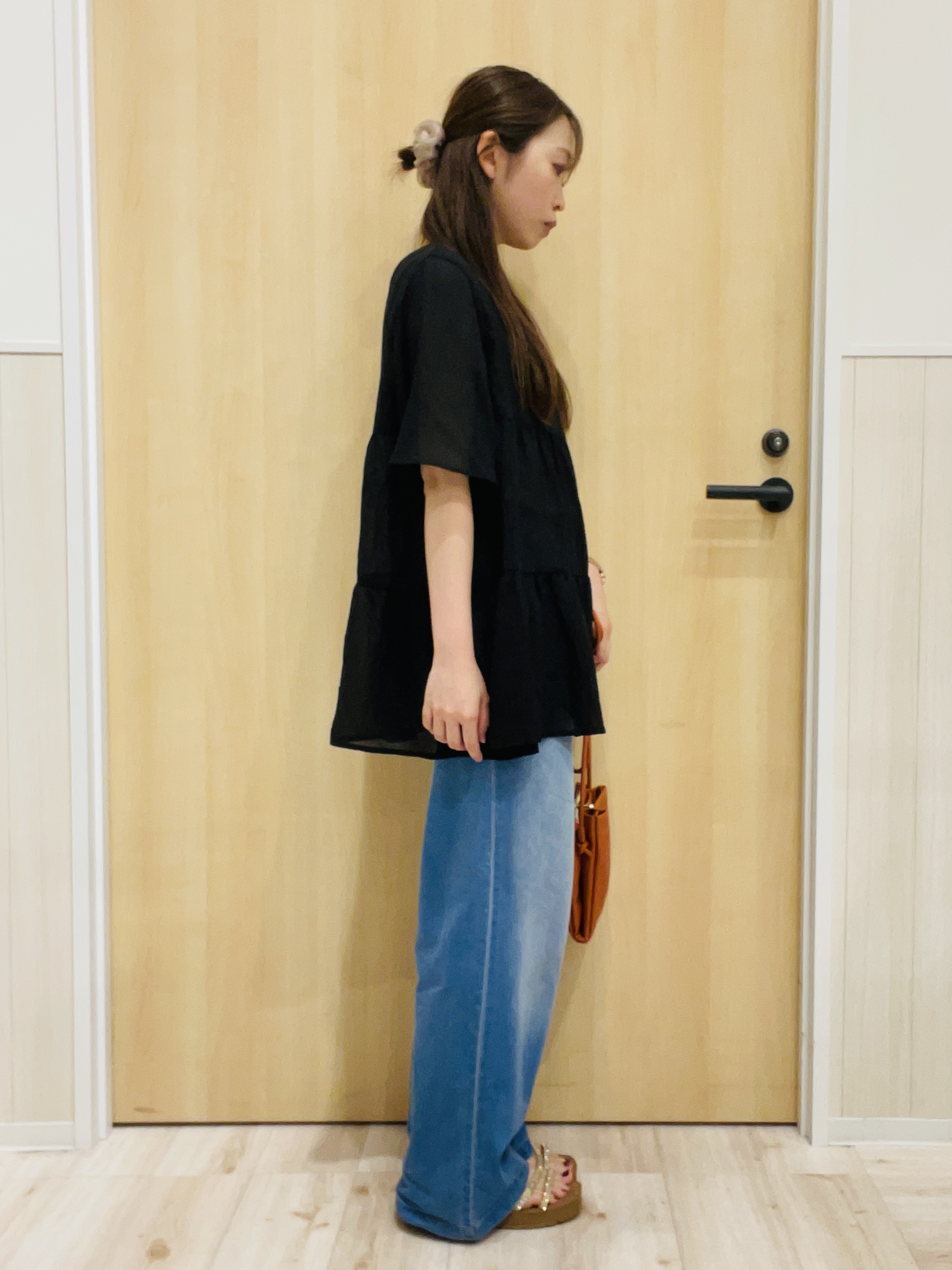 minamiさんの「SHOO･LA･RUE｜【洗濯機可/S-LL】インせず着られる シアー素材が上品なティアードブラウス」を使ったコーディネート