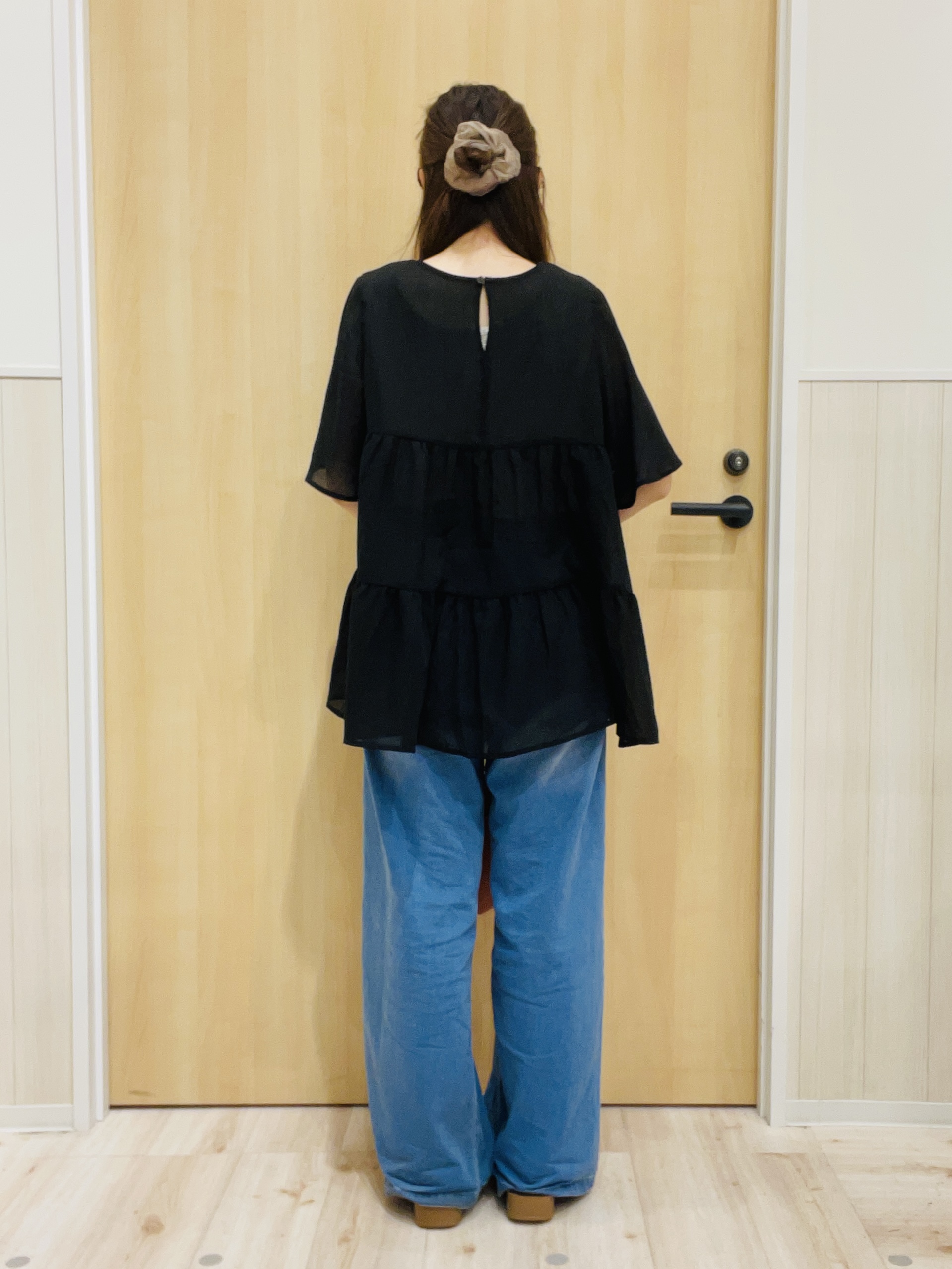 minamiさんの「SHOO･LA･RUE｜【洗濯機可/S-LL】インせず着られる シアー素材が上品なティアードブラウス」を使ったコーディネート