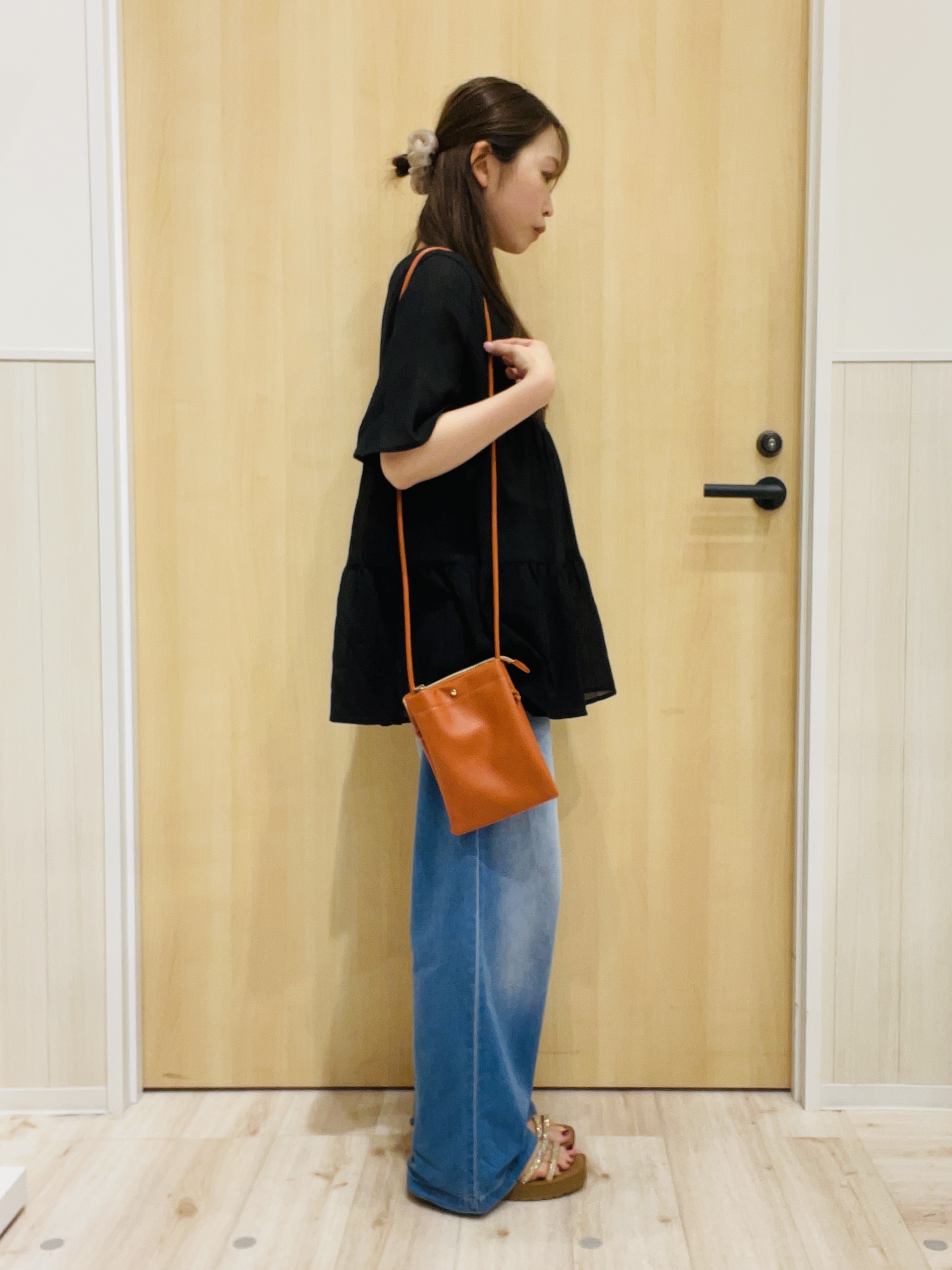minamiさんの「SHOO･LA･RUE｜【洗濯機可/S-LL】インせず着られる シアー素材が上品なティアードブラウス」を使ったコーディネート