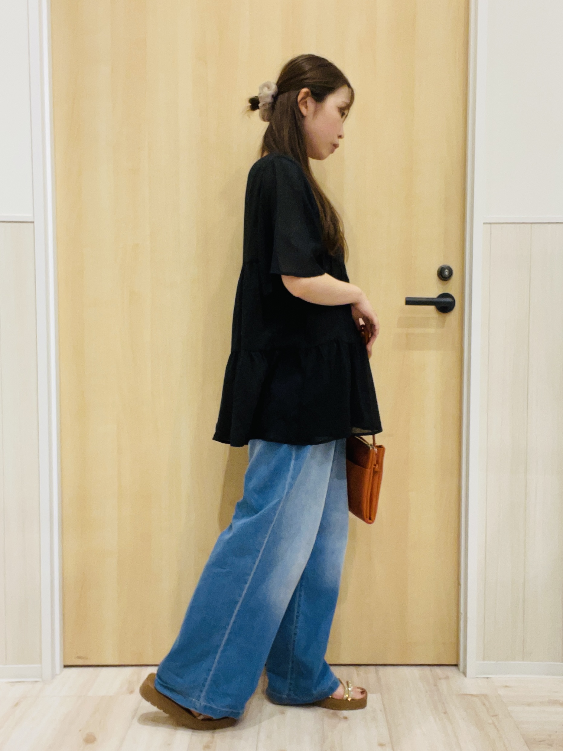 minamiさんの「SHOO･LA･RUE｜【洗濯機可/S-LL】インせず着られる シアー素材が上品なティアードブラウス」を使ったコーディネート