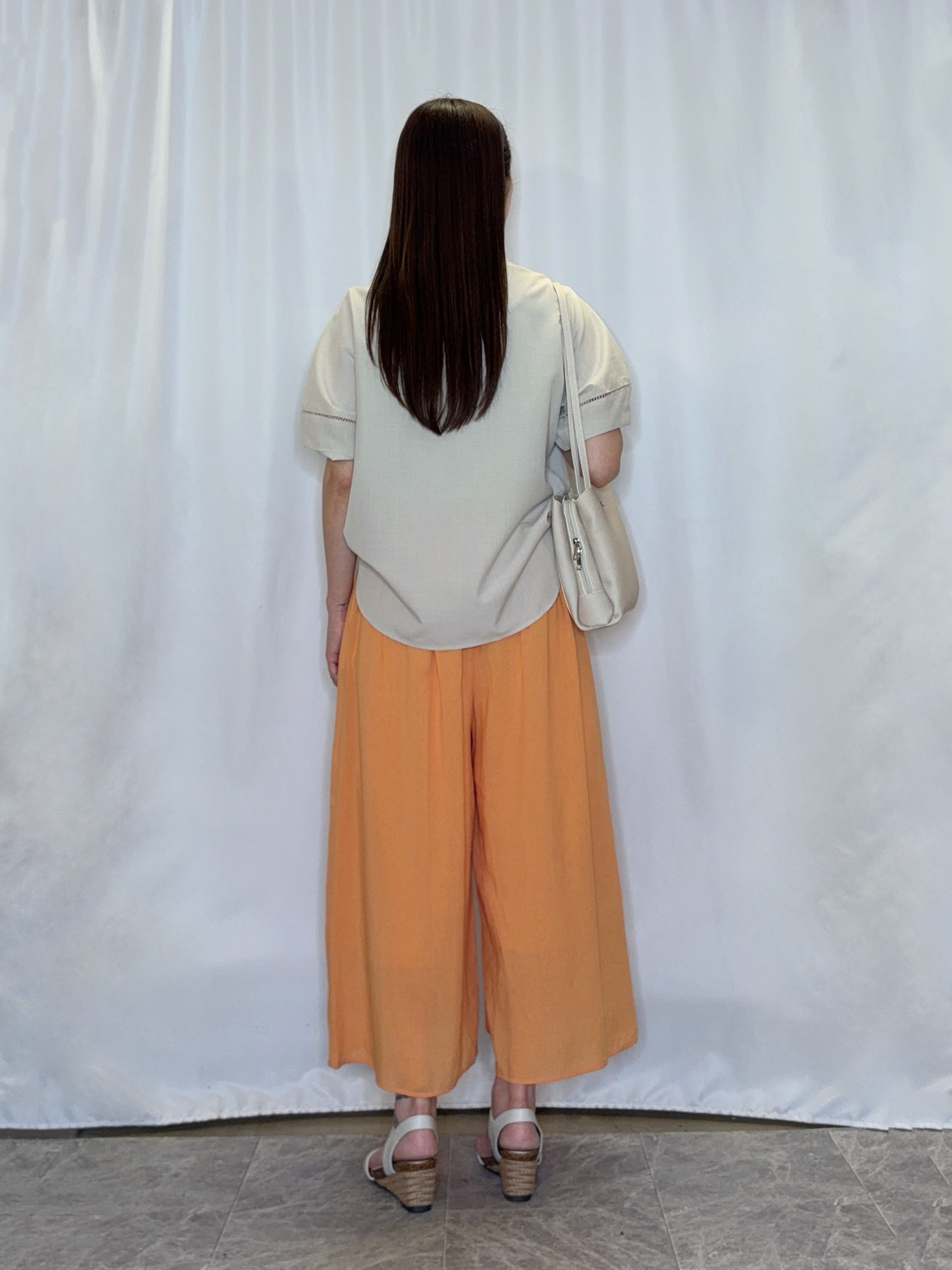 おうめさんの「SHOO･LA･RUE｜【洗濯後しわになりにくい／インせずきまる】麻調ハシゴレーススキッパーブラウス」を使ったコーディネート