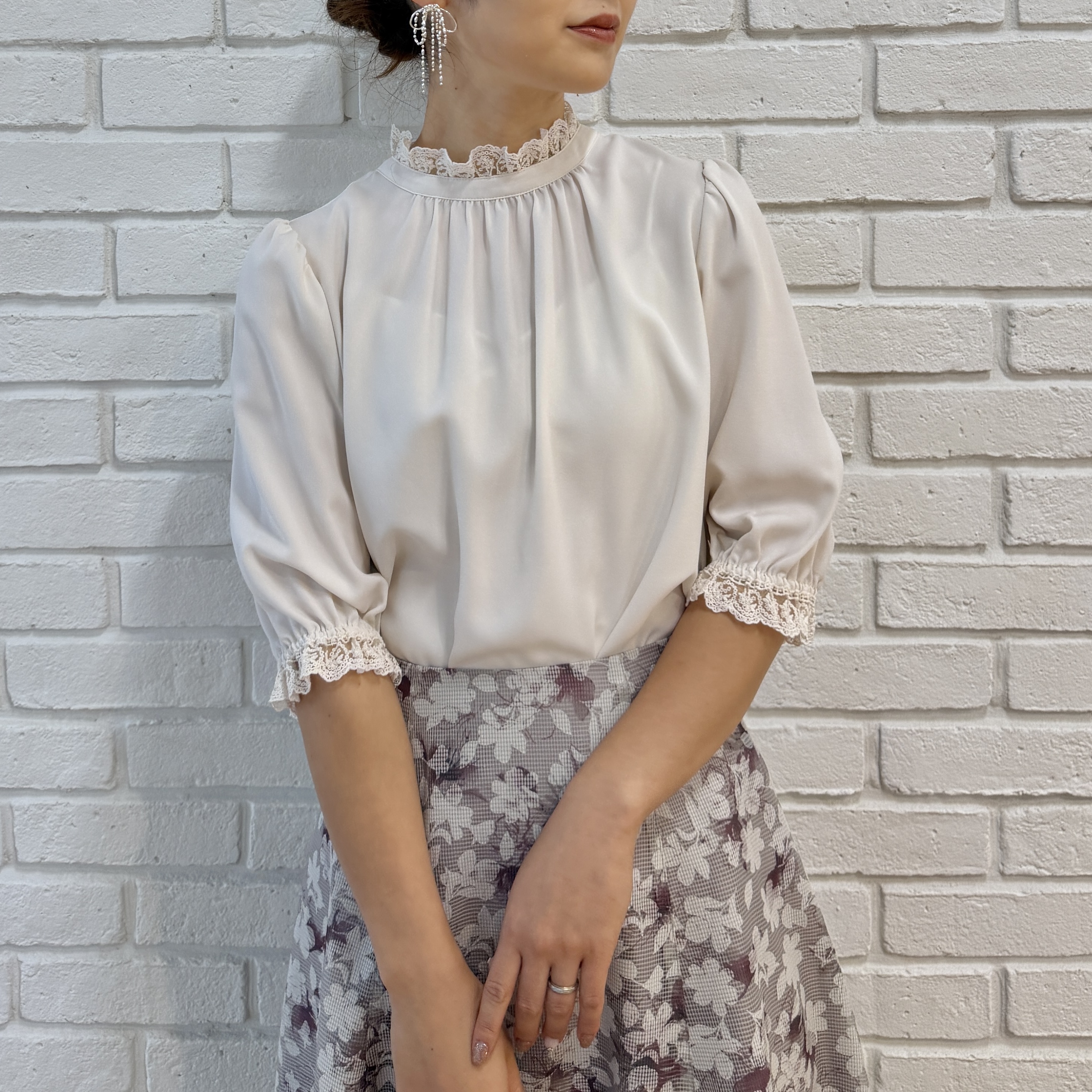 makiさんの「Couture brooch｜大人上品なエンブロレース 5分袖ブラウス【前後2WAY・洗濯機可】」を使ったコーディネート