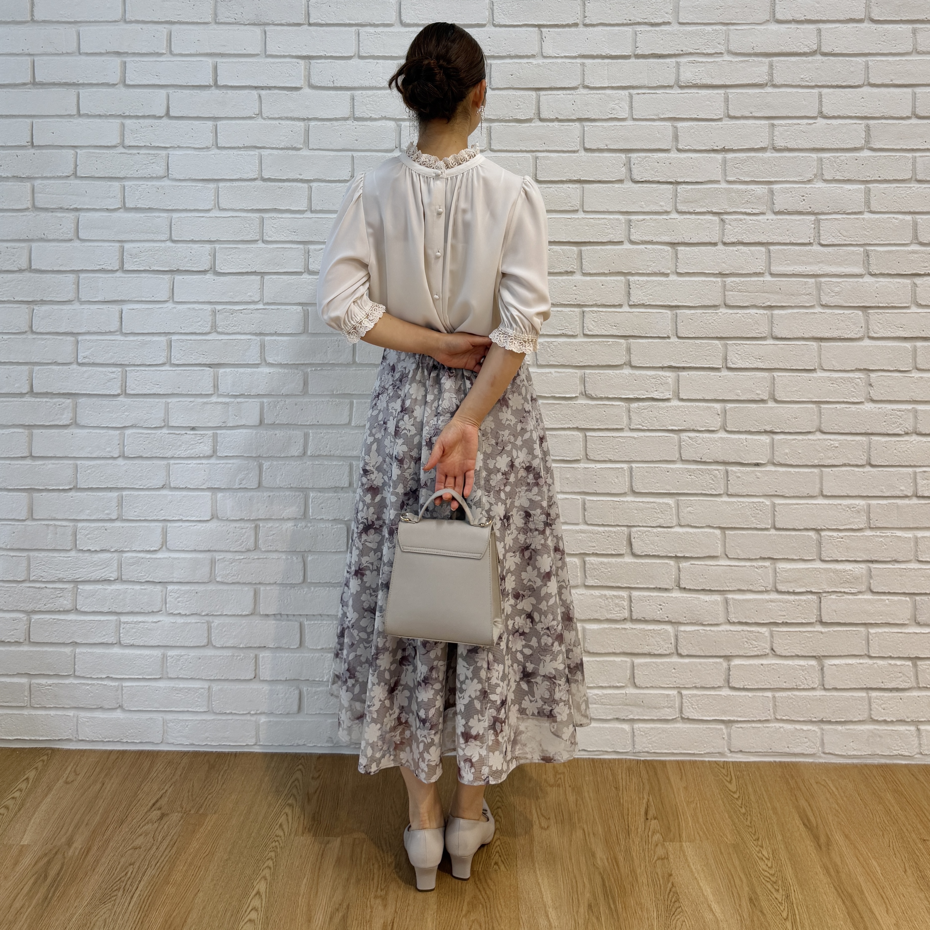 makiさんの「Couture brooch｜大人上品なエンブロレース 5分袖ブラウス【前後2WAY・洗濯機可】」を使ったコーディネート