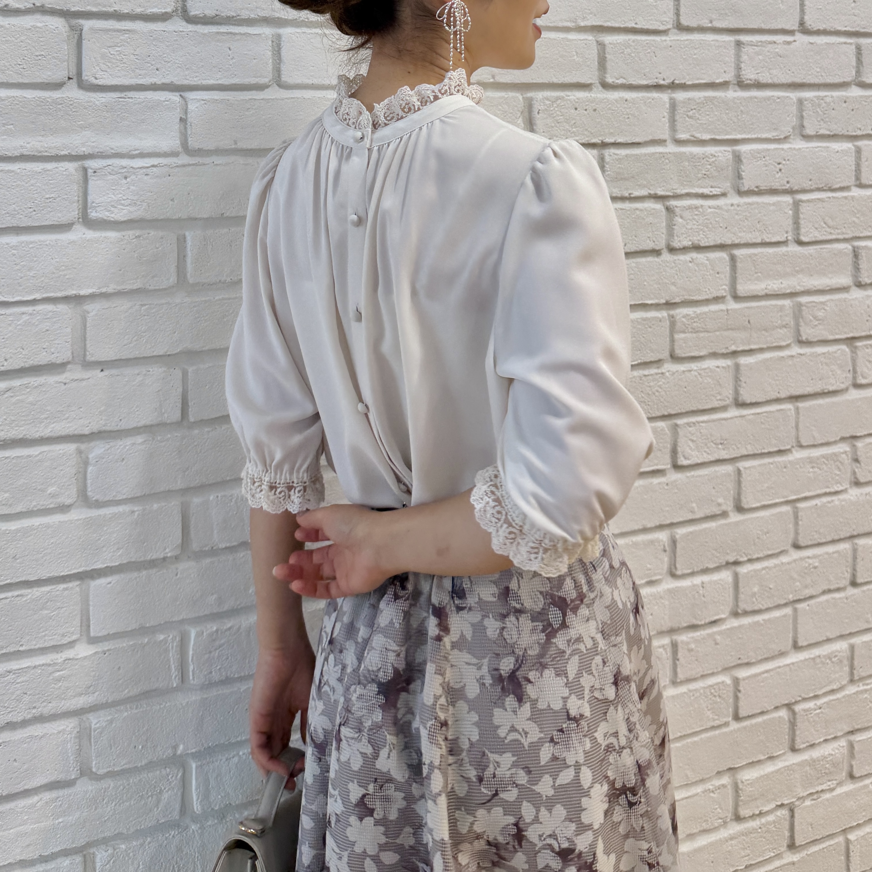 makiさんの「Couture brooch｜大人上品なエンブロレース 5分袖ブラウス【前後2WAY・洗濯機可】」を使ったコーディネート