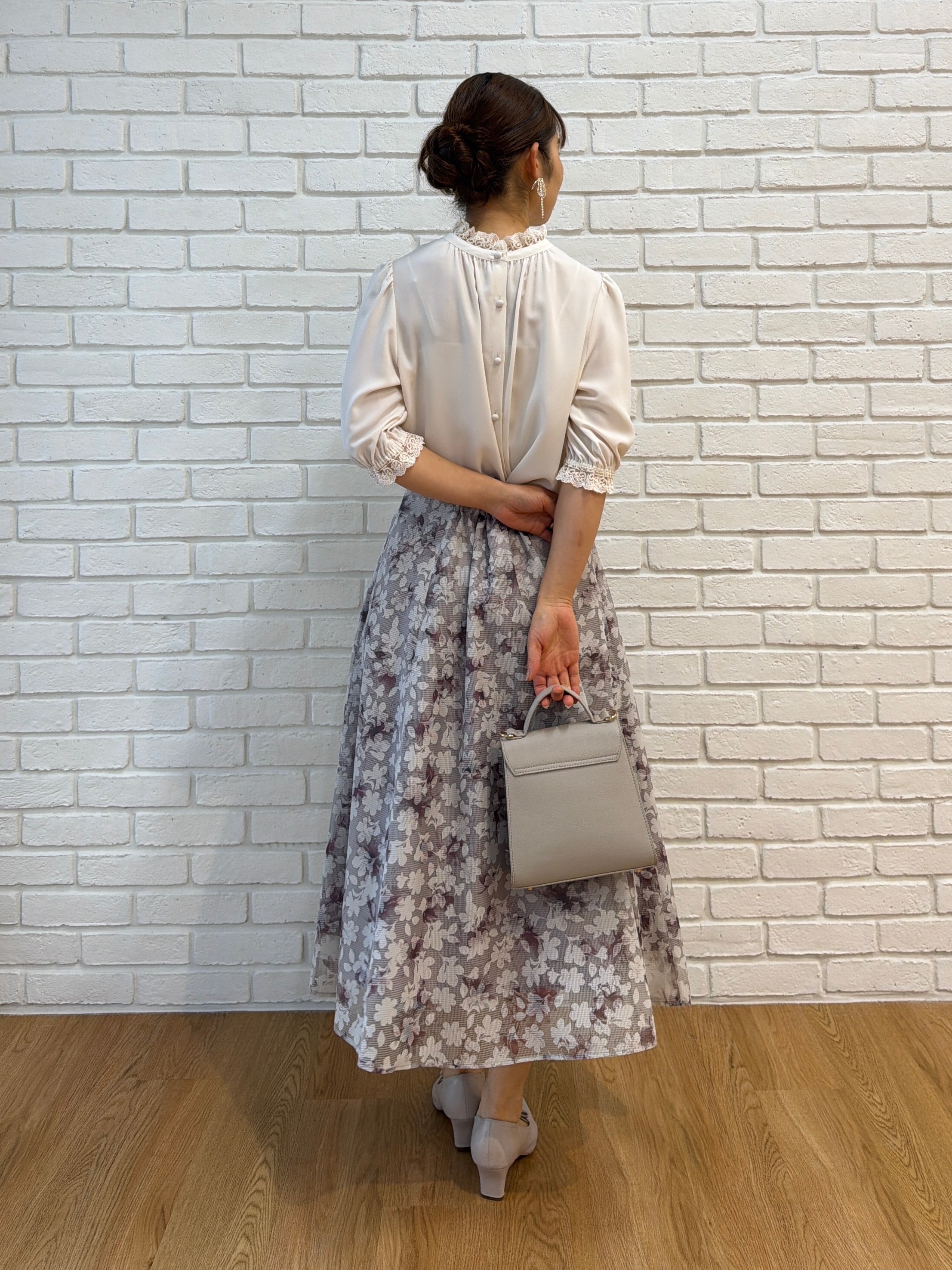 makiさんの「Couture brooch｜大人上品なエンブロレース 5分袖ブラウス【前後2WAY・洗濯機可】」を使ったコーディネート