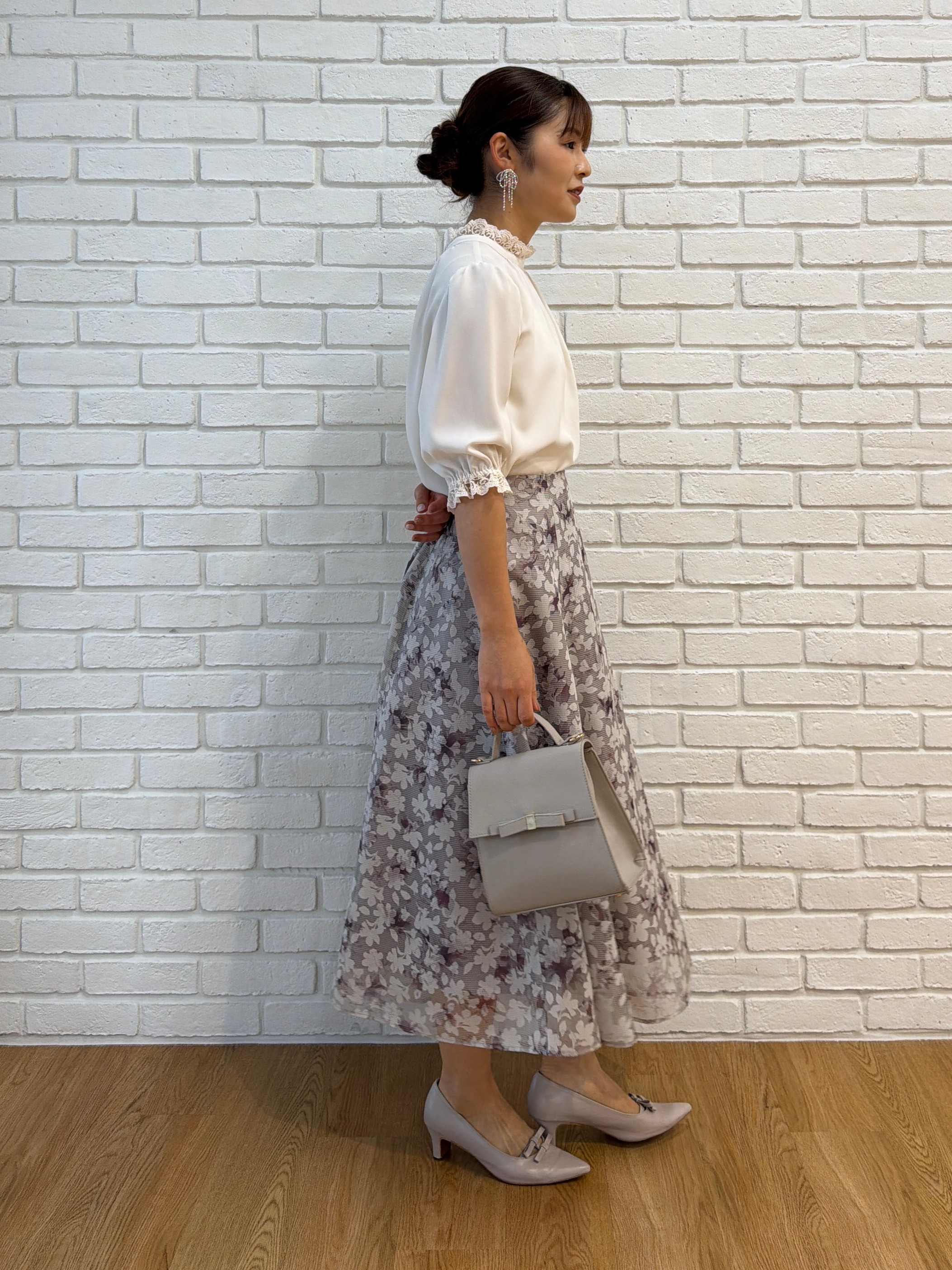 makiさんの「Couture brooch｜大人上品なエンブロレース 5分袖ブラウス【前後2WAY・洗濯機可】」を使ったコーディネート