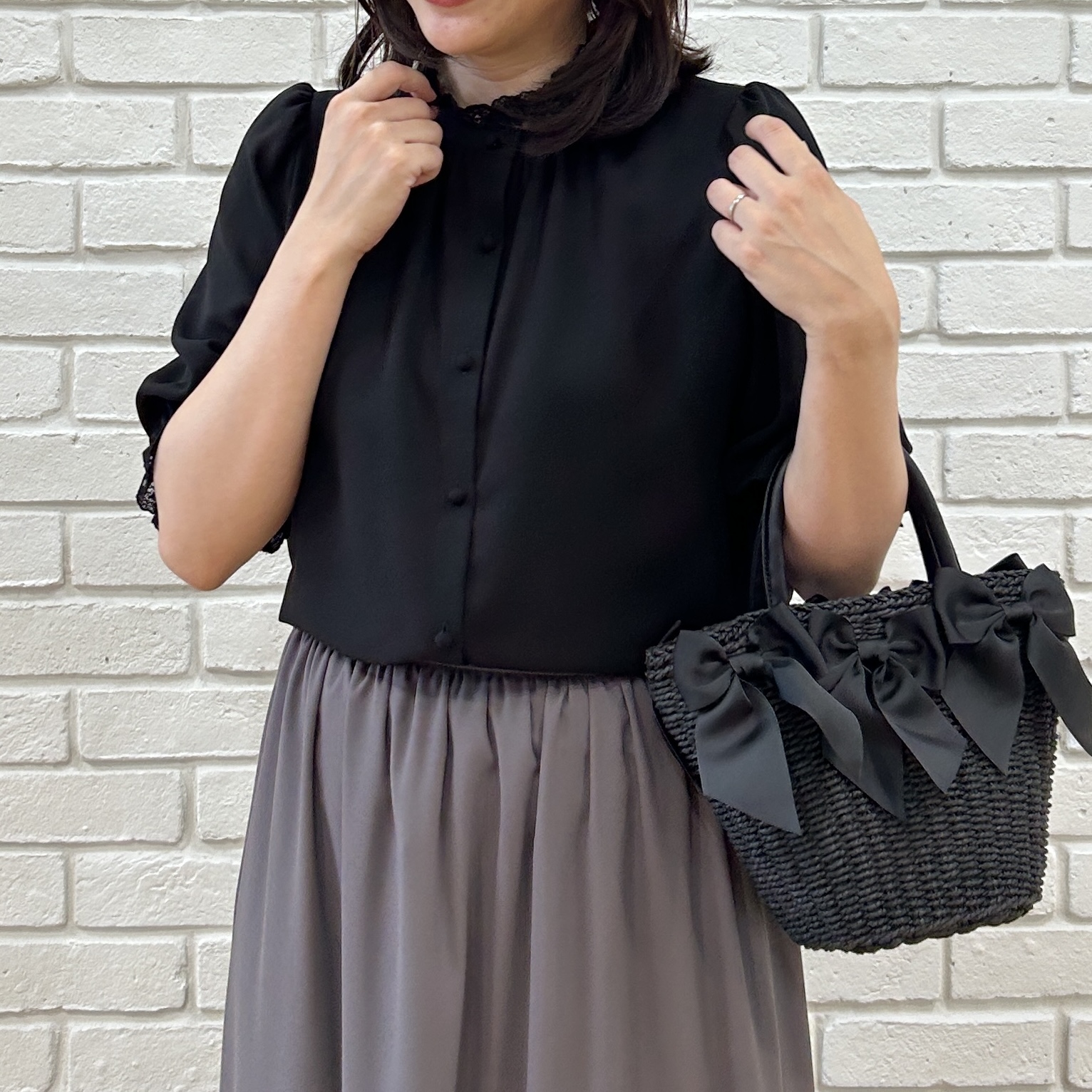 shinoさんの「Couture brooch｜大人上品なエンブロレース 5分袖ブラウス【前後2WAY・洗濯機可】」を使ったコーディネート